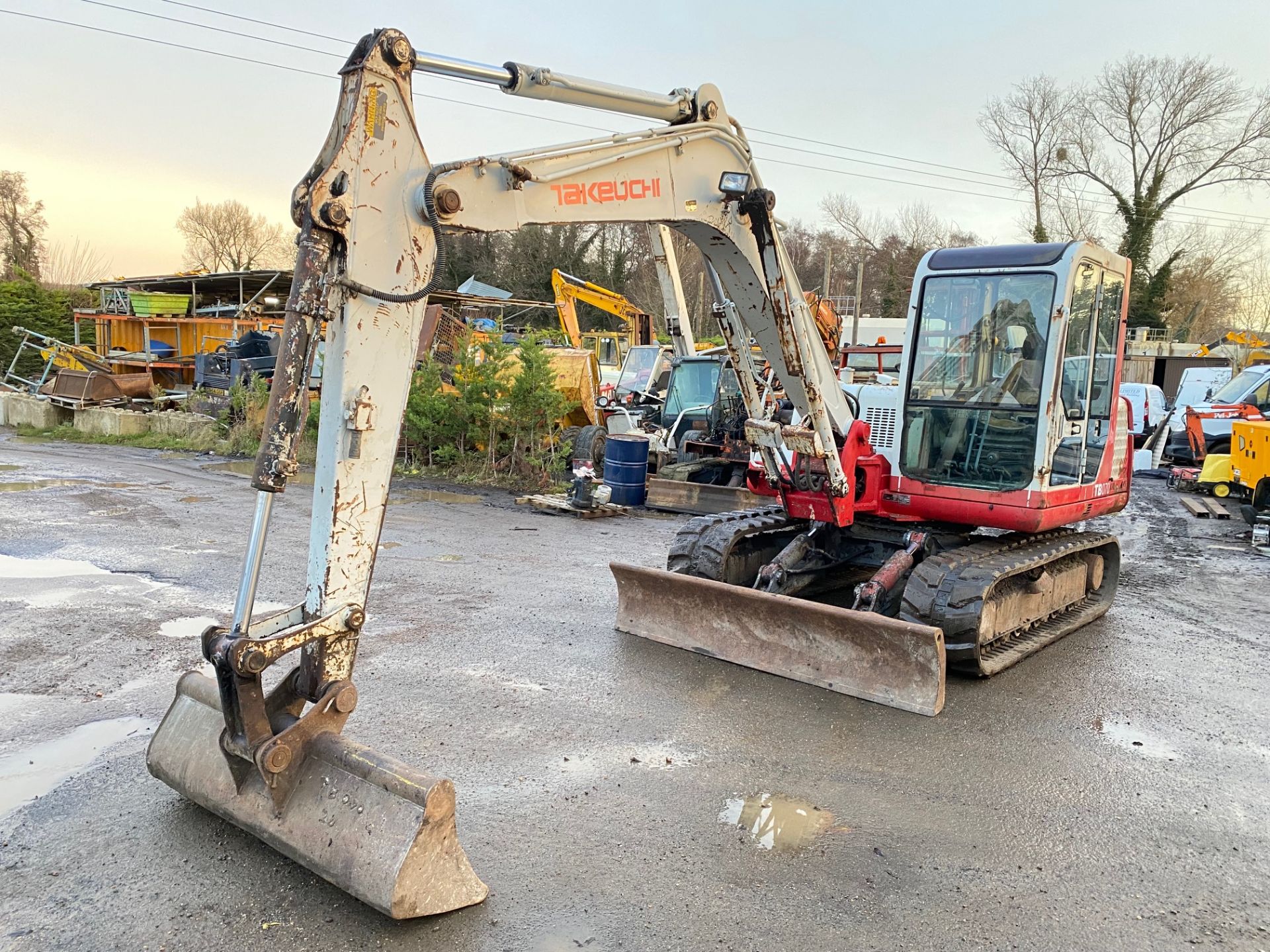 99 TAKEUCHI TB070 TON EXCAVATOR, 4500 HOURS, RECENT NEW TRACKS, STARTS AND RUNS WELL *PLUS VAT* - Image 2 of 7