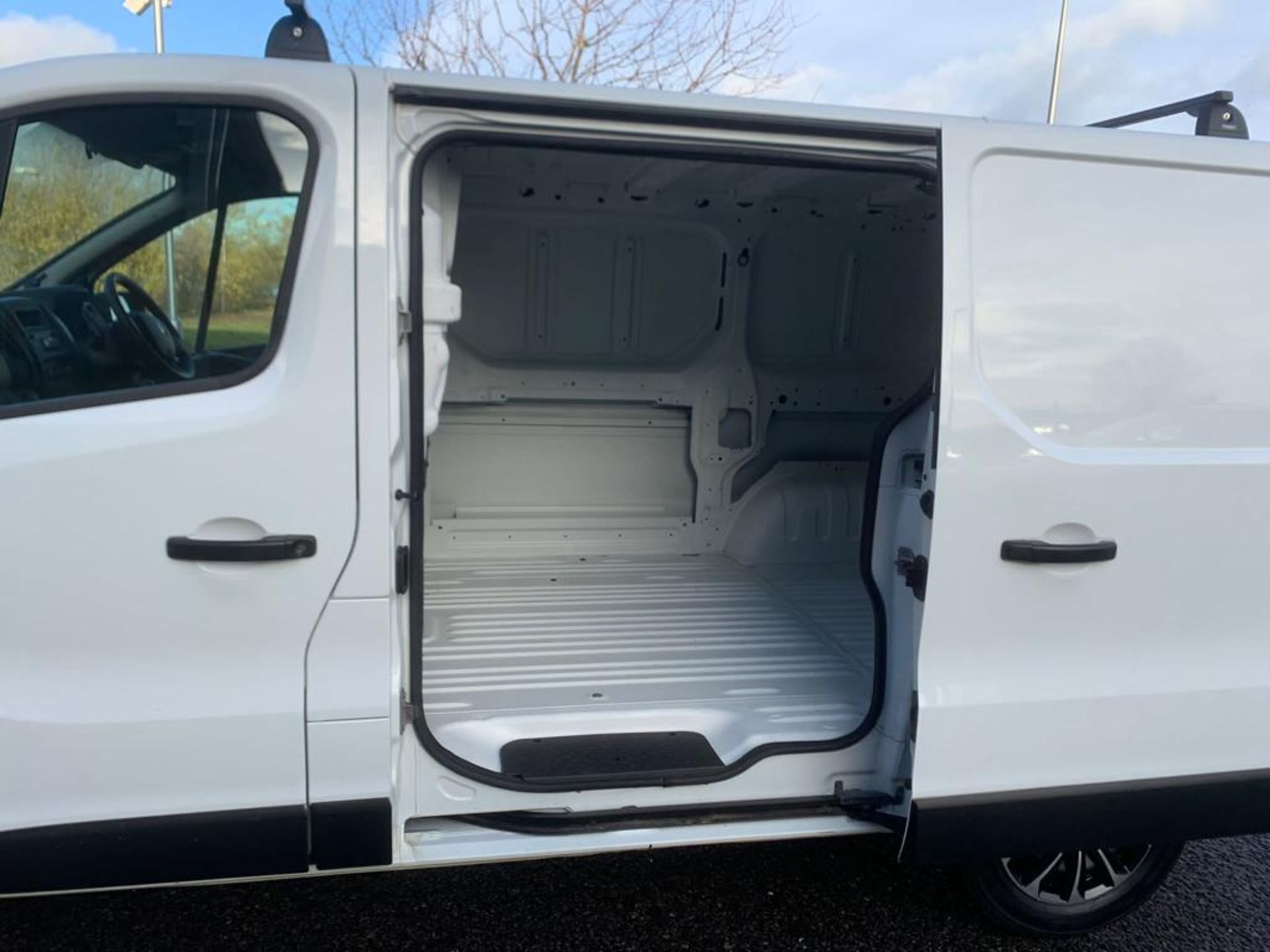 2016 RENAULT TRAFIC SL27 BUSINESS DCI WHITE PANEL VAN, 105,194 MILES, 1.6 DIESEL *NO VAT* - Image 11 of 19