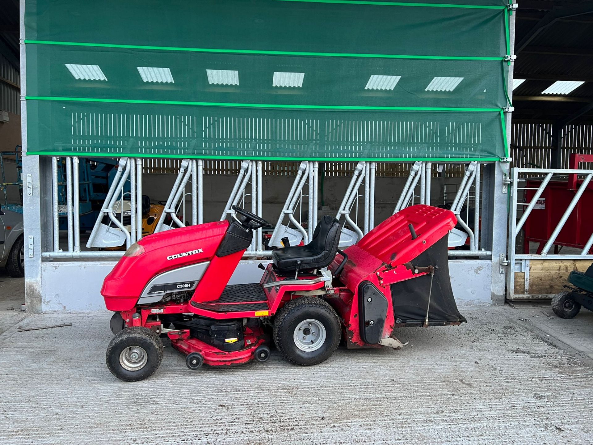 COUNTAX C300H RIDE ON LAWN MOWER, RUNS WORKS AND CUTS WELL, 13hP HONDA ENGINE *NO VAT* - Image 3 of 5