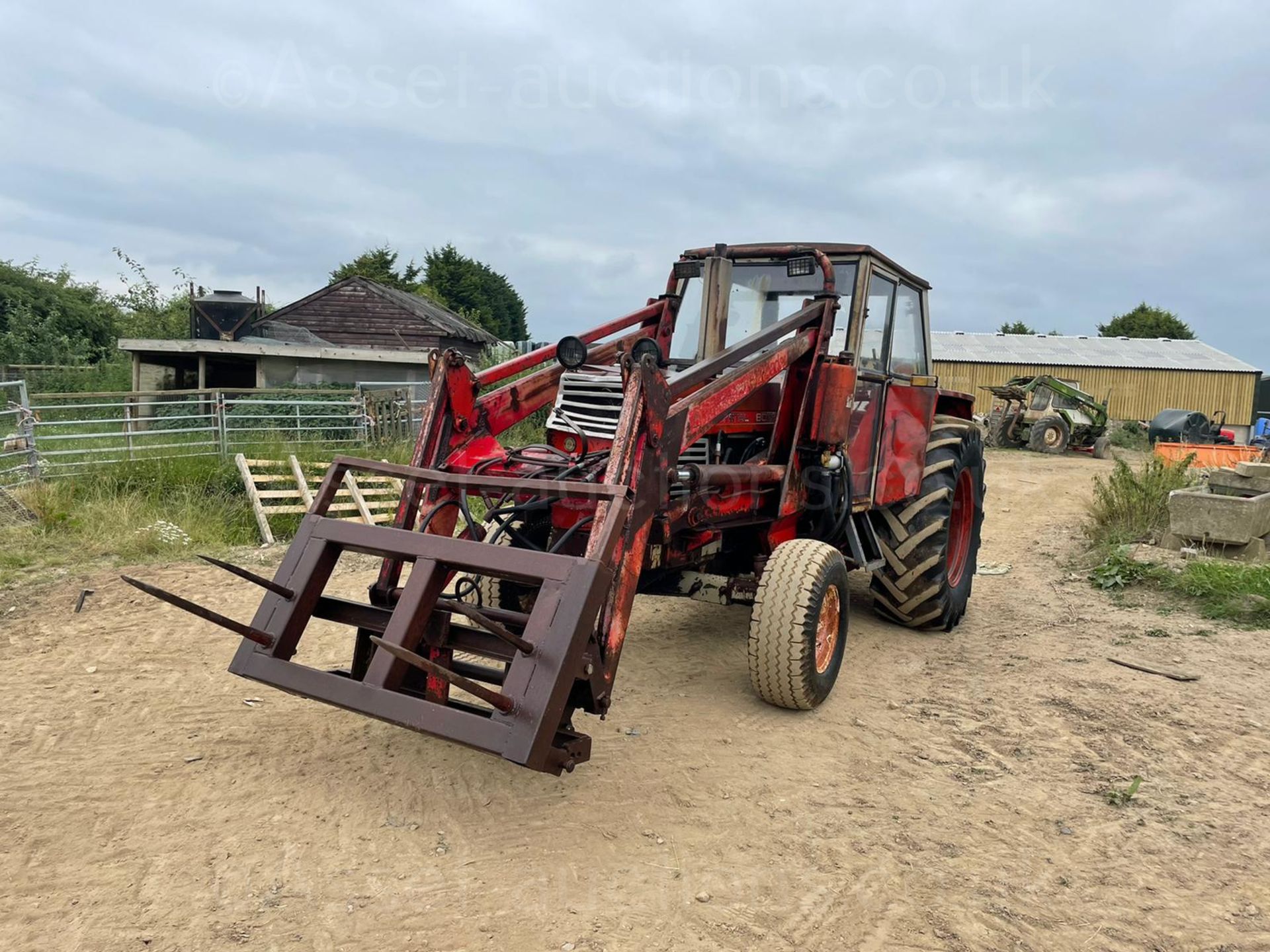 ZETOR CRYSTAL 8011 LOADER TRACTOR WITH FRONT LOADER, BALE SPIKE AND REAR WEIGHT, CABBED *PLUS VAT* - Image 5 of 10