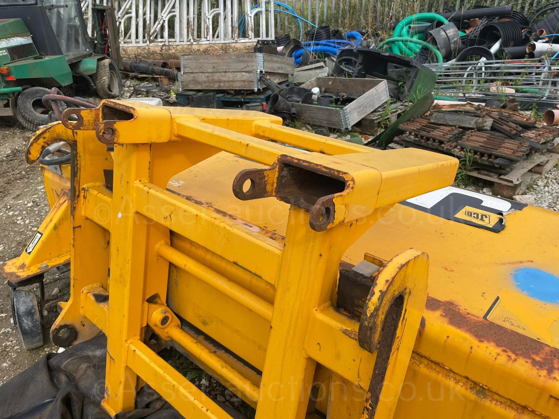 2017 JCB SC240 SWEEPER BUCKET, HYDRAULIC DRIVEN, SUITABLE FOR PALLET FORKS OR JCB QUICK HITCH - Image 5 of 7