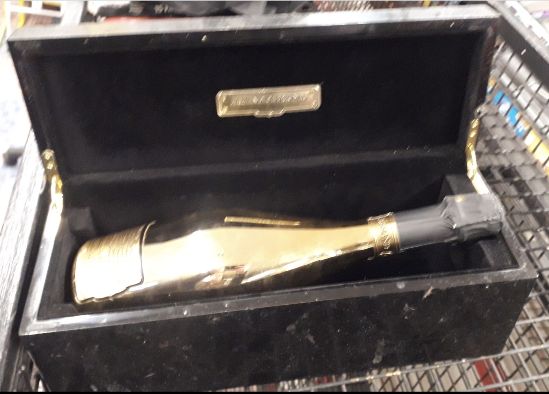 ARMAND DE BRIGNAC - ACE of SPADES CHAMPAGNE BRUT 75cl NO RESERVE !DUE TO INSOLVENCY - Image 3 of 5