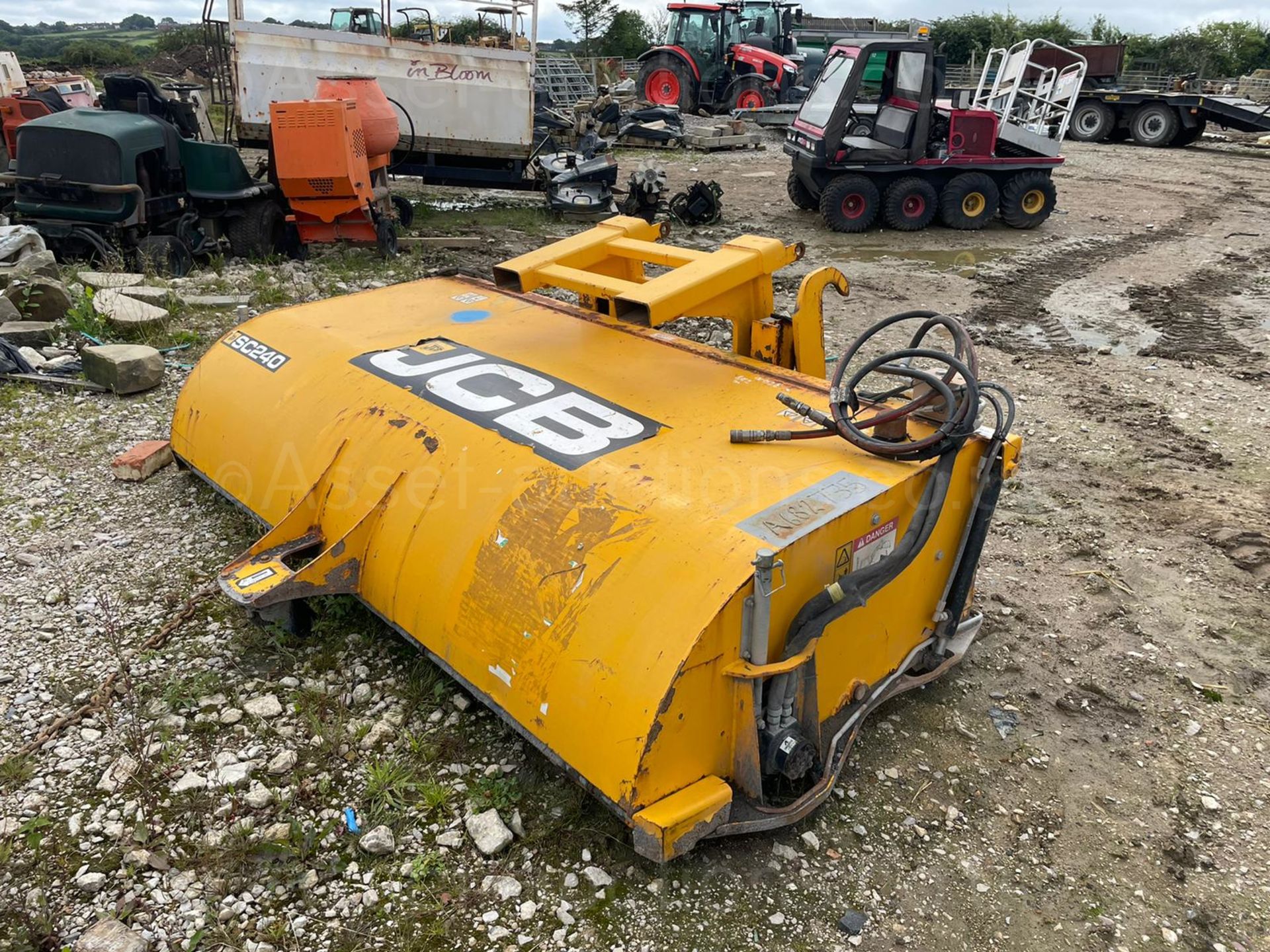 2017 JCB SC240 SWEEPER BUCKET, HYDRAULIC DRIVEN, SUITABLE FOR PALLET FORKS OR JCB QUICK HITCH - Image 2 of 7