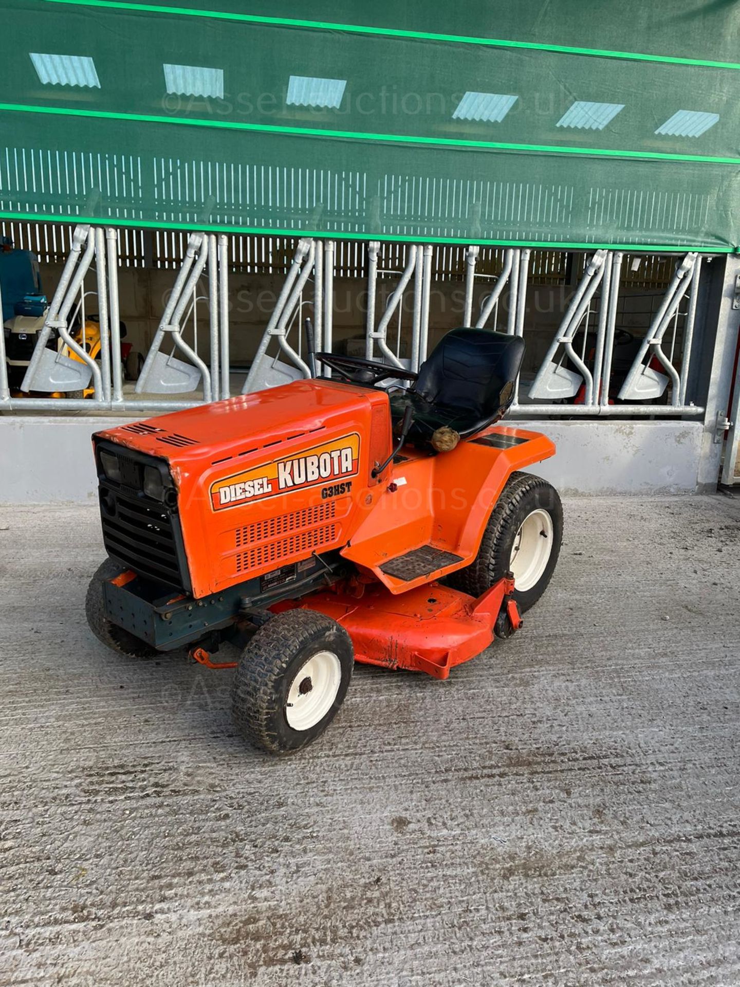 KUBOTA G3 RIDE ON LAWN MOWER / COMPACT TRACTOR, RUNS DRIVES AND CUTS, 48" CUTTING DECK *NO VAT* - Image 4 of 5