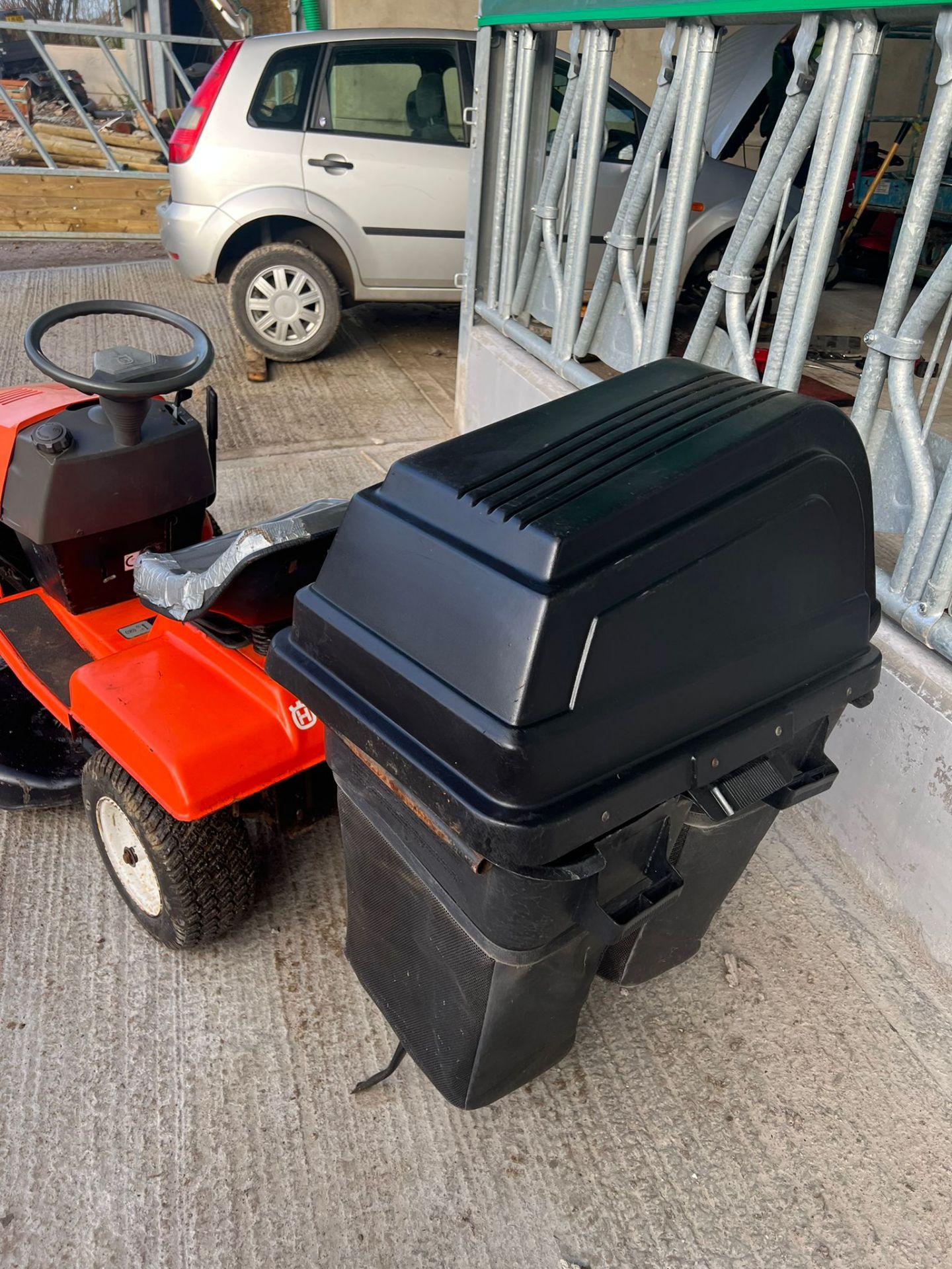 HUSQVARNA RIDE ON LAWN MOWER WITH COLLECTOR, 10hp BRIGGS AND STARTTON ENGINE *NO VAT* - Image 4 of 5