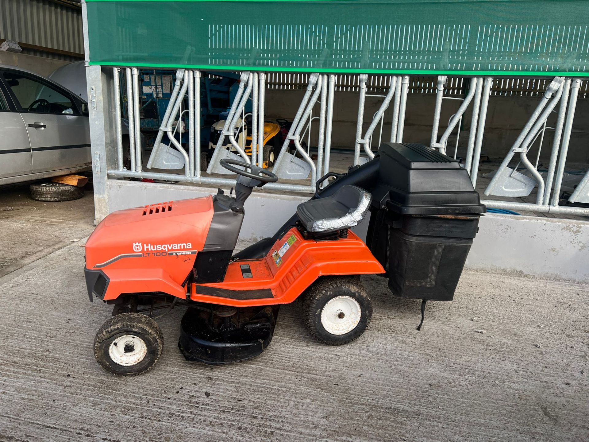 HUSQVARNA RIDE ON LAWN MOWER WITH COLLECTOR, 10hp BRIGGS AND STARTTON ENGINE *NO VAT* - Image 3 of 5