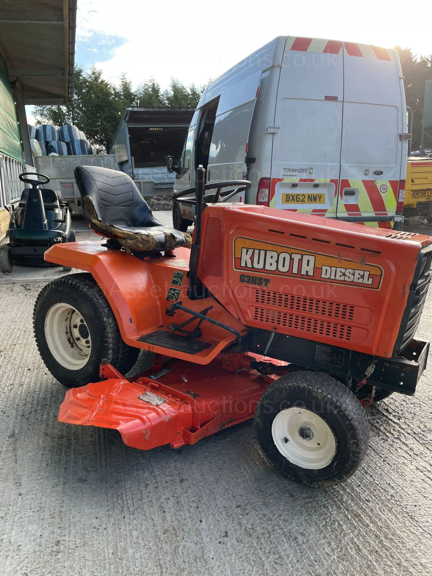 KUBOTA G3 RIDE ON LAWN MOWER / COMPACT TRACTOR, RUNS DRIVES AND CUTS, 48" CUTTING DECK *NO VAT* - Image 2 of 5