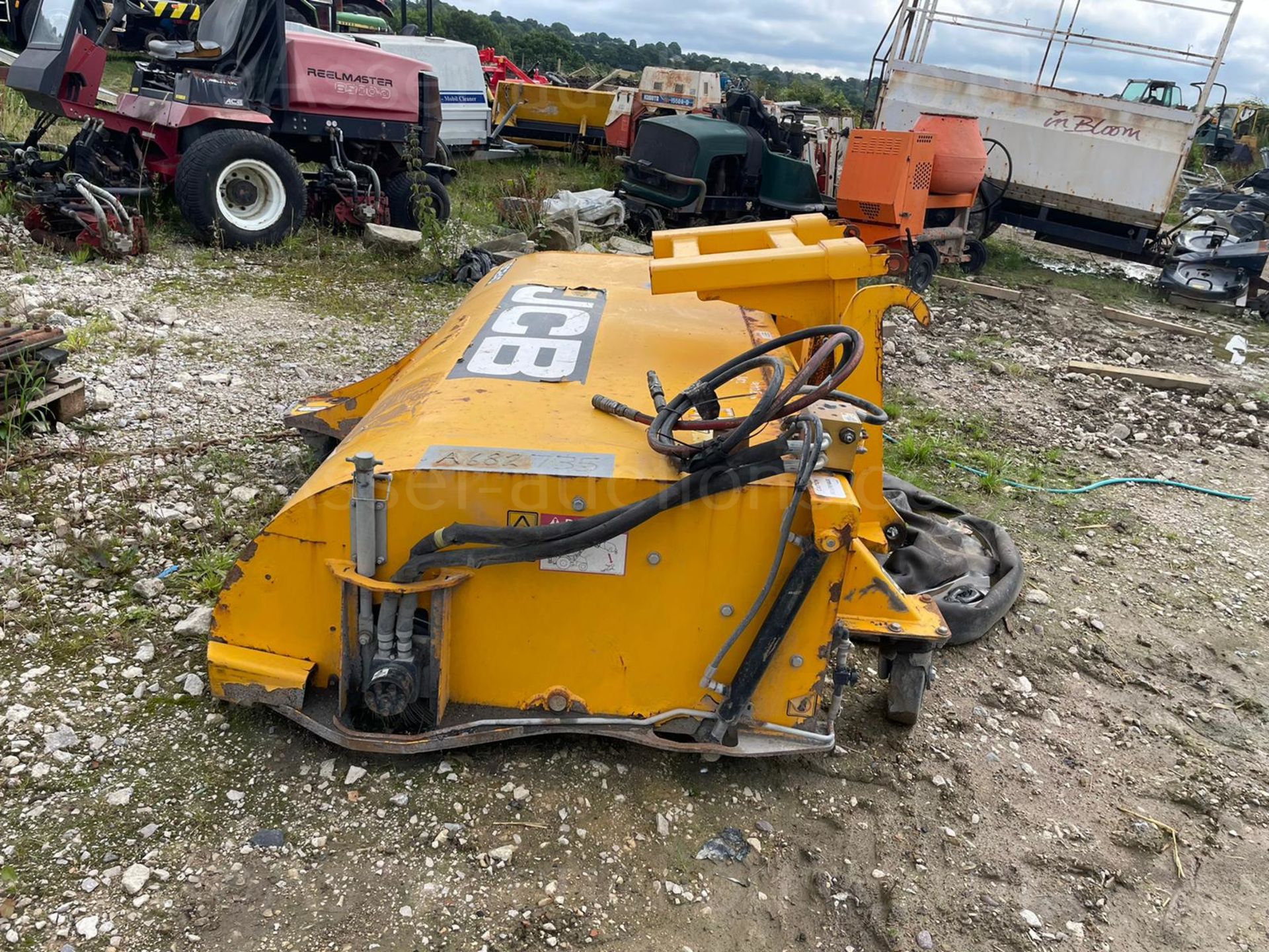 2017 JCB SC240 SWEEPER BUCKET, HYDRAULIC DRIVEN, SUITABLE FOR PALLET FORKS OR JCB QUICK HITCH - Image 4 of 7
