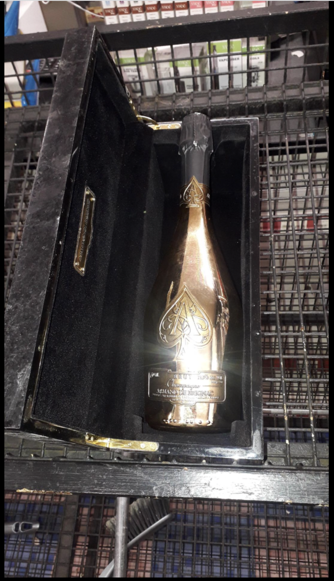 ARMAND DE BRIGNAC - ACE of SPADES CHAMPAGNE BRUT 75cl NO RESERVE !DUE TO INSOLVENCY - Image 2 of 5