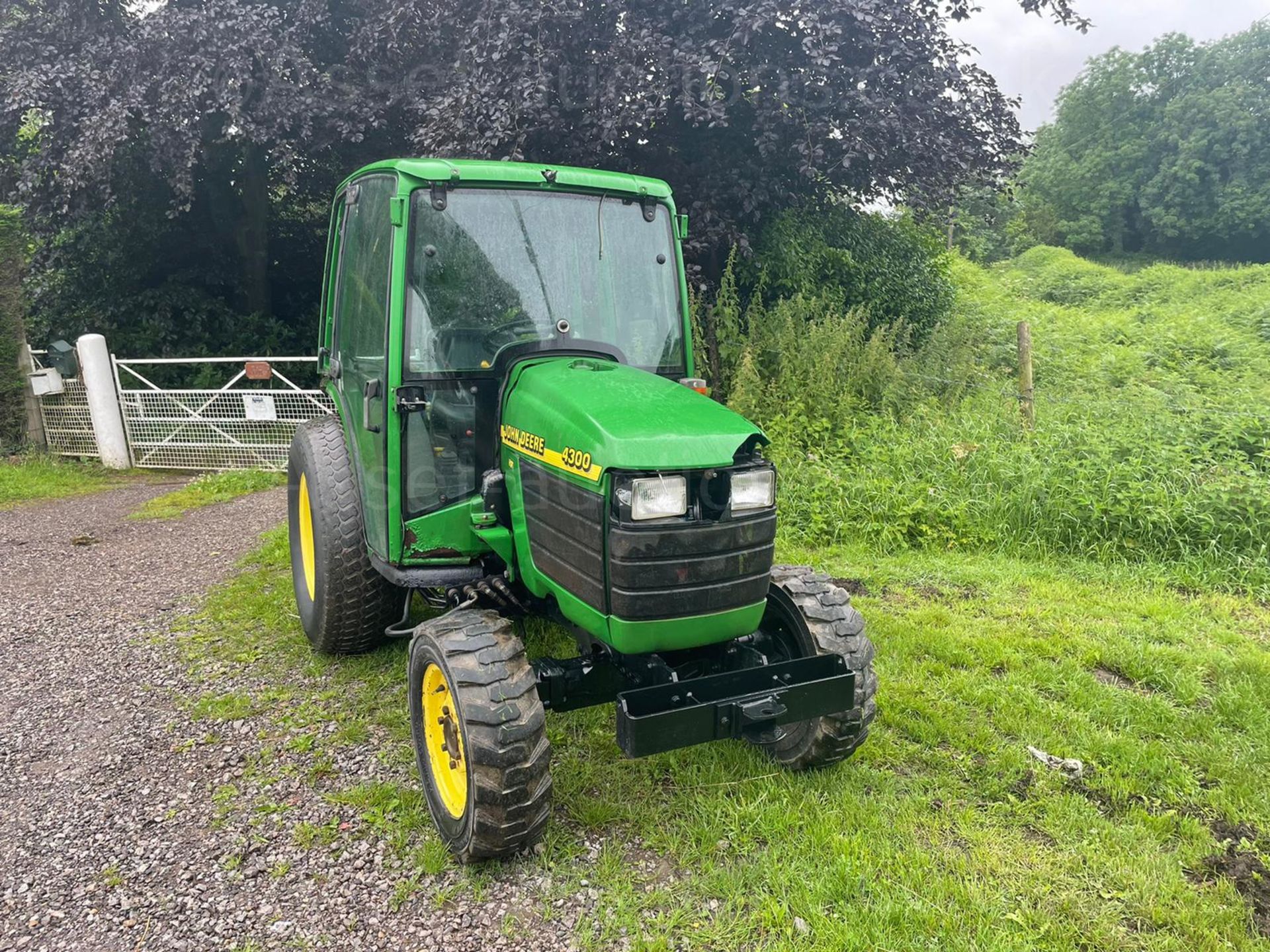 JOHN DEERE 4300 HST TRACTOR, RUNS AND DRIVES, CABBED, 32hp, ROAD KIT, HYDROSTATIC *PLUS VAT* - Image 2 of 13