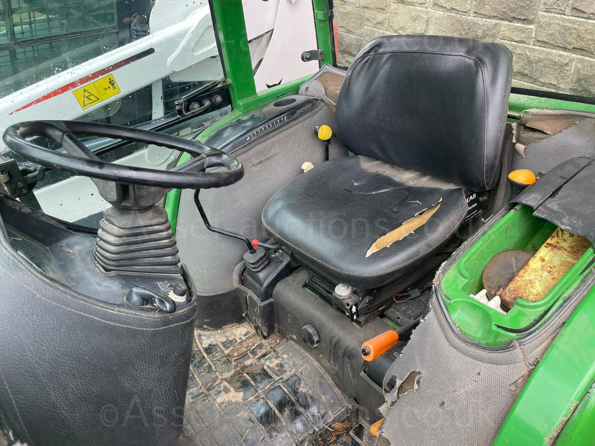 JOHN DEERE 4300 HST TRACTOR, RUNS AND DRIVES, CABBED, 32hp, ROAD KIT, HYDROSTATIC *PLUS VAT* - Image 8 of 13