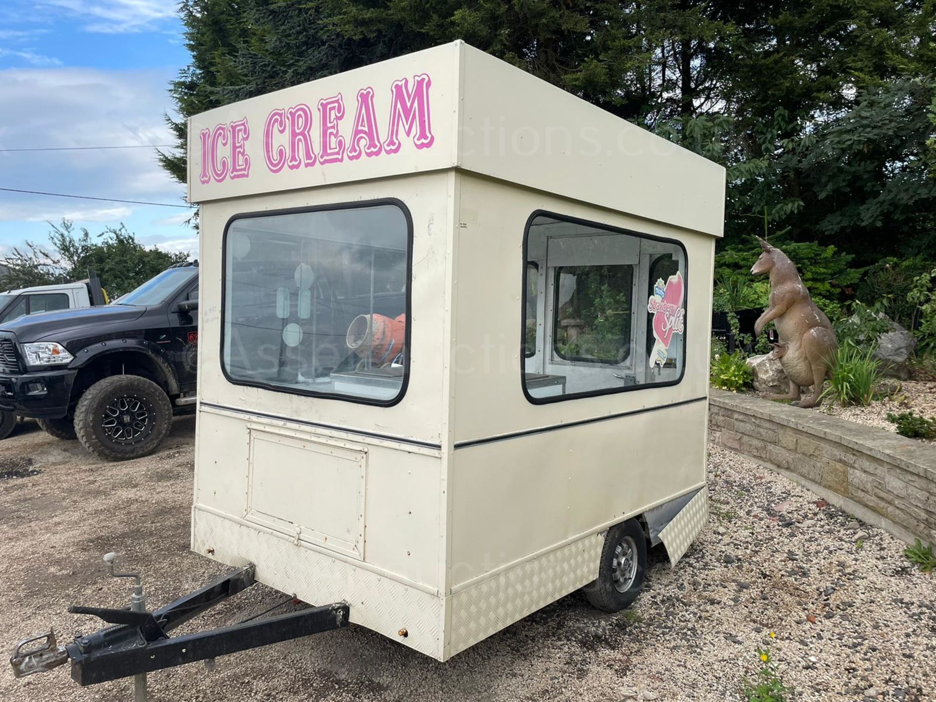 SINGLE AXLE ICE CREAM TRAILER, TOWS WELL, LARGE DOUBLE FREEZER, SINK, SIGN IS INCLUDED *PLUS VAT* - Image 4 of 16