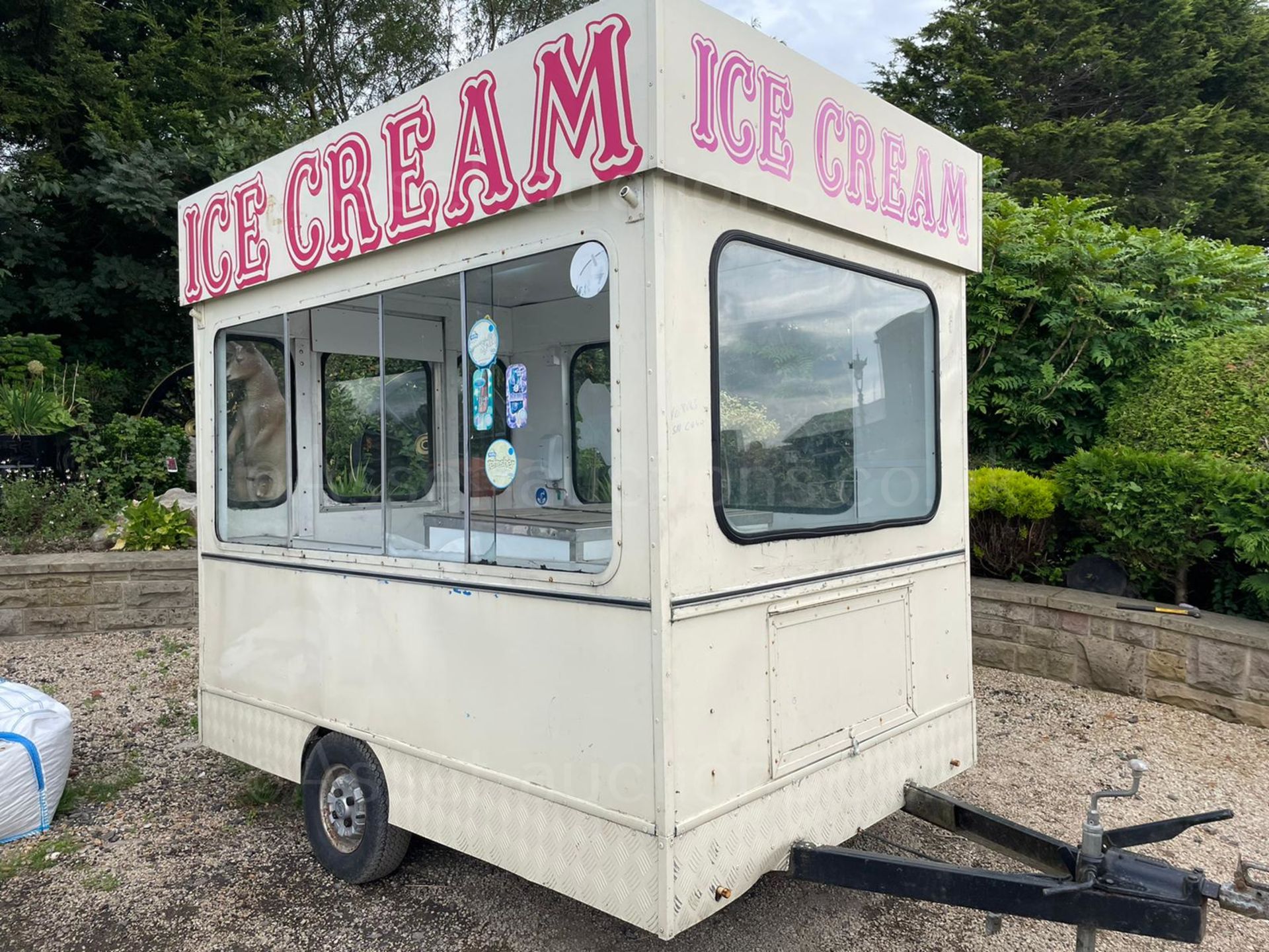 SINGLE AXLE ICE CREAM TRAILER, TOWS WELL, LARGE DOUBLE FREEZER, SINK, SIGN IS INCLUDED *PLUS VAT* - Image 3 of 16