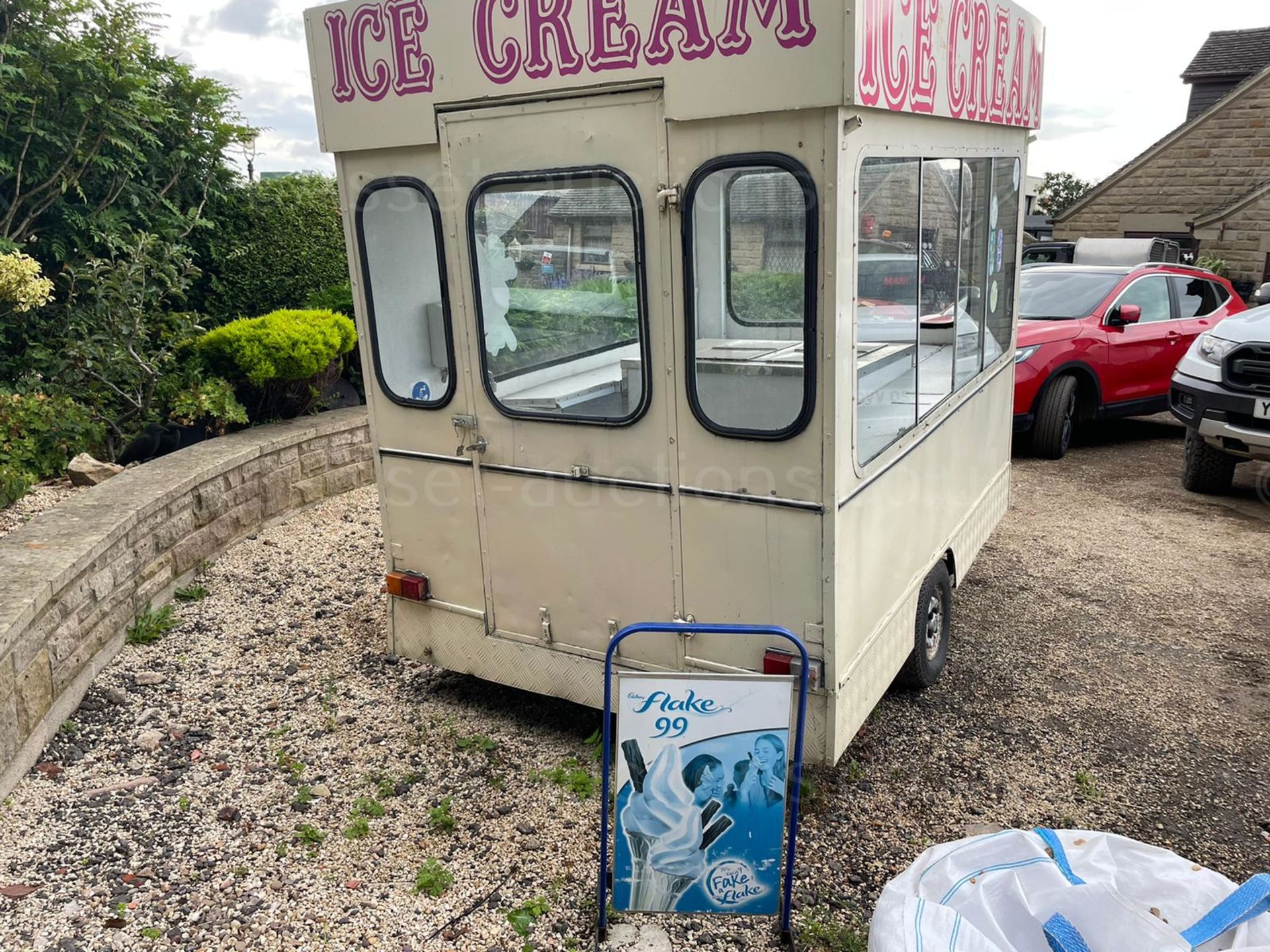 SINGLE AXLE ICE CREAM TRAILER, TOWS WELL, LARGE DOUBLE FREEZER, SINK, SIGN IS INCLUDED *PLUS VAT* - Image 5 of 16