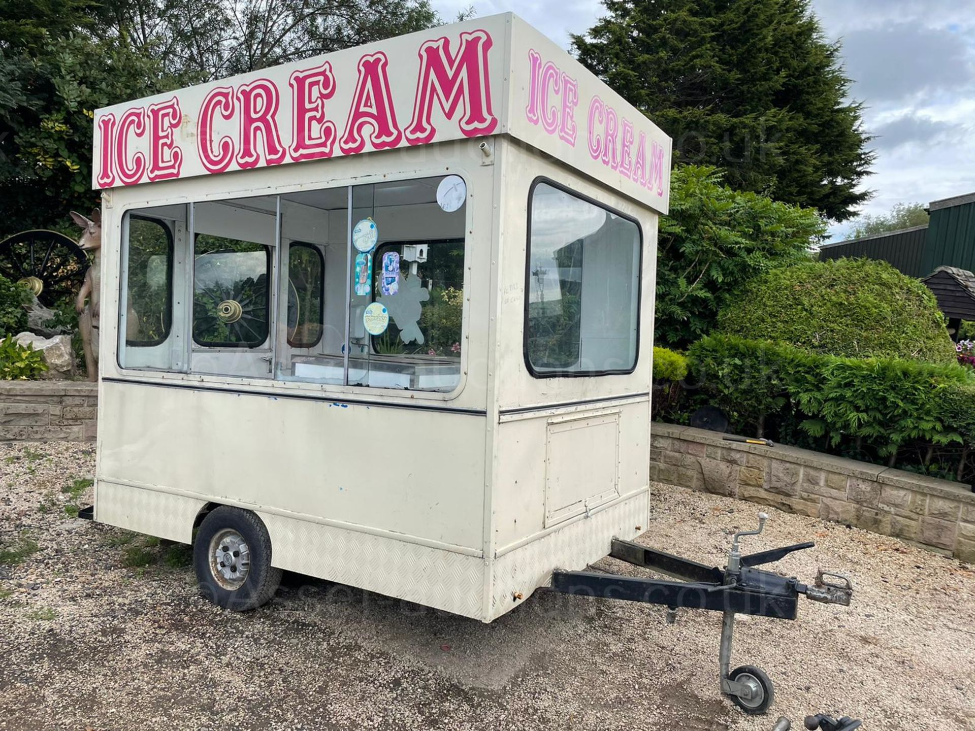 SINGLE AXLE ICE CREAM TRAILER, TOWS WELL, LARGE DOUBLE FREEZER, SINK, SIGN IS INCLUDED *PLUS VAT* - Image 2 of 16