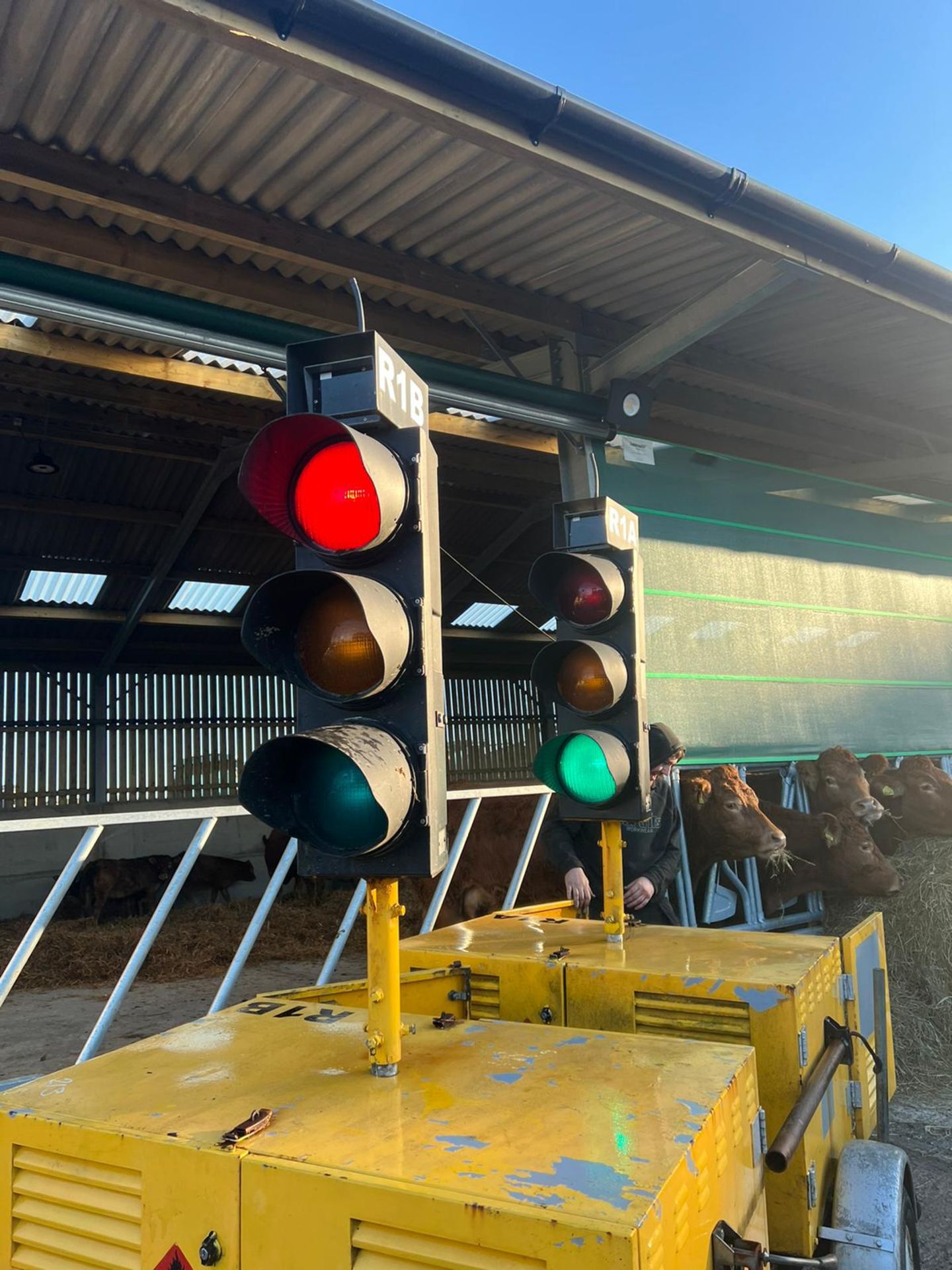 PIKE TRAFFIC LIGHTS SET, IN WORKING ORDER, PETROL ENGINE OR BATTERY OPERATED *NO VAT*