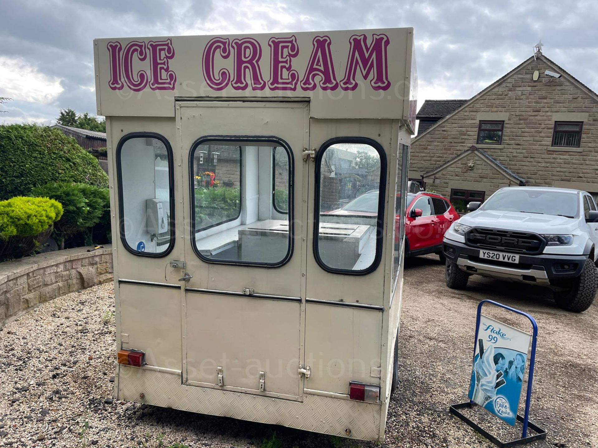 SINGLE AXLE ICE CREAM TRAILER, TOWS WELL, LARGE DOUBLE FREEZER, SINK, SIGN IS INCLUDED *PLUS VAT* - Image 6 of 16