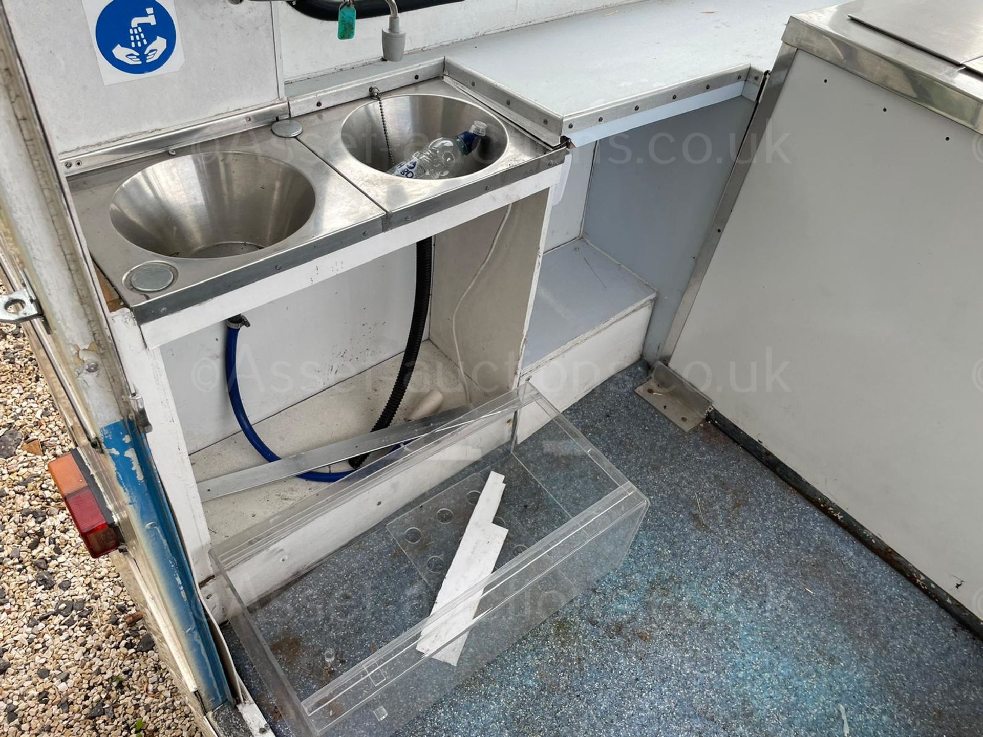 SINGLE AXLE ICE CREAM TRAILER, TOWS WELL, LARGE DOUBLE FREEZER, SINK, SIGN IS INCLUDED *PLUS VAT* - Image 14 of 16
