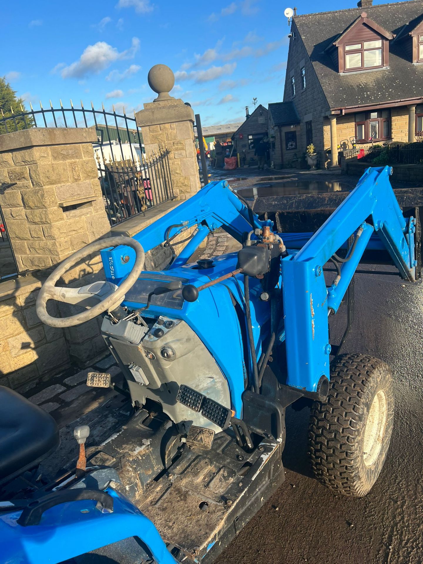 ISEKI COMPACT TRACTOR WITH FRON LOADER, 3 POINT LINKAGE, GRASS TYRES *PLUS VAT* - Image 4 of 6