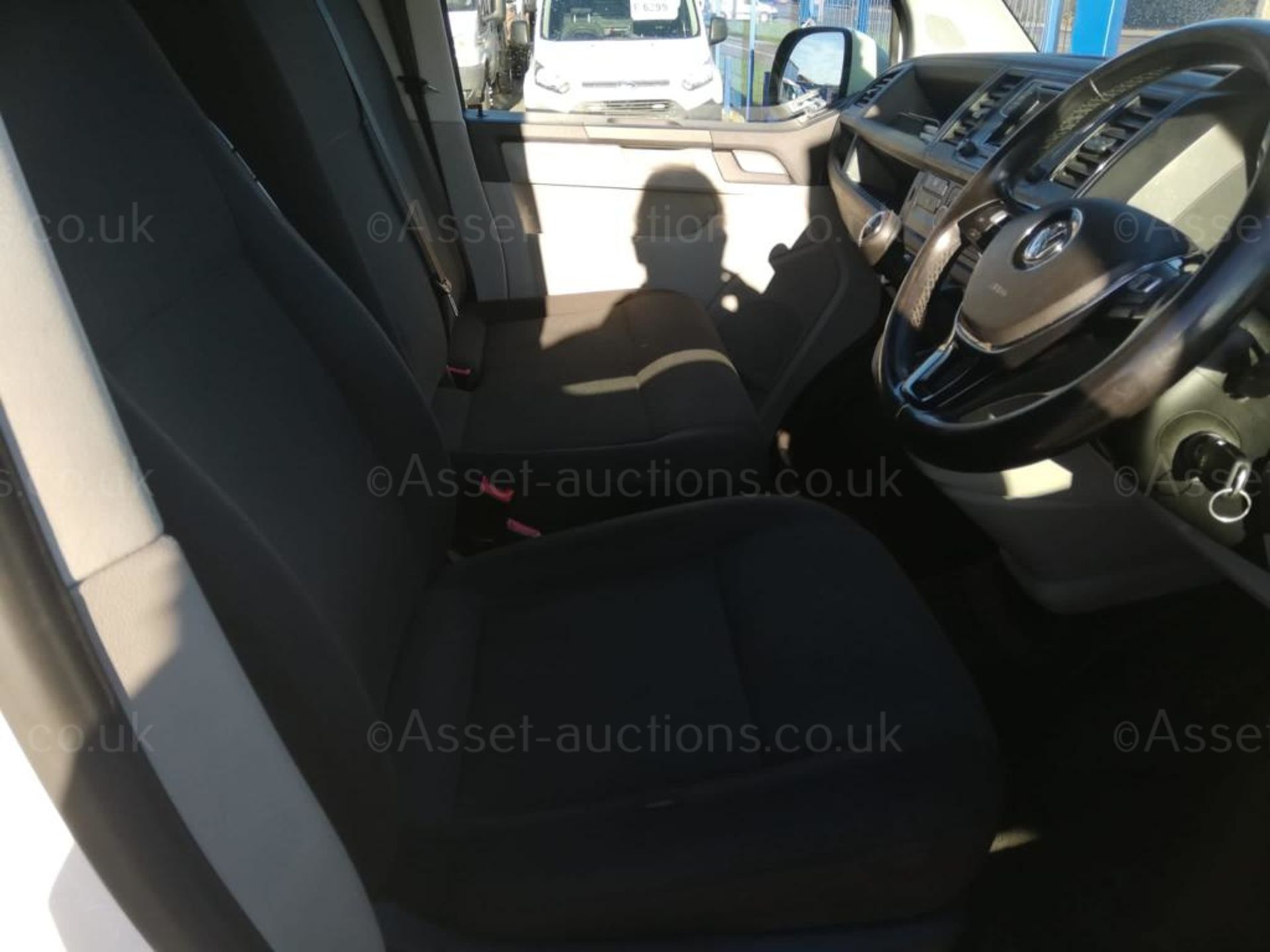 2017 VOLKSWAGEN TRANSPORTER T30 H-LN TDI WHITE PANEL VAN, 2.0 DIESEL, 126K MILES *PLUS VAT* - Image 11 of 12