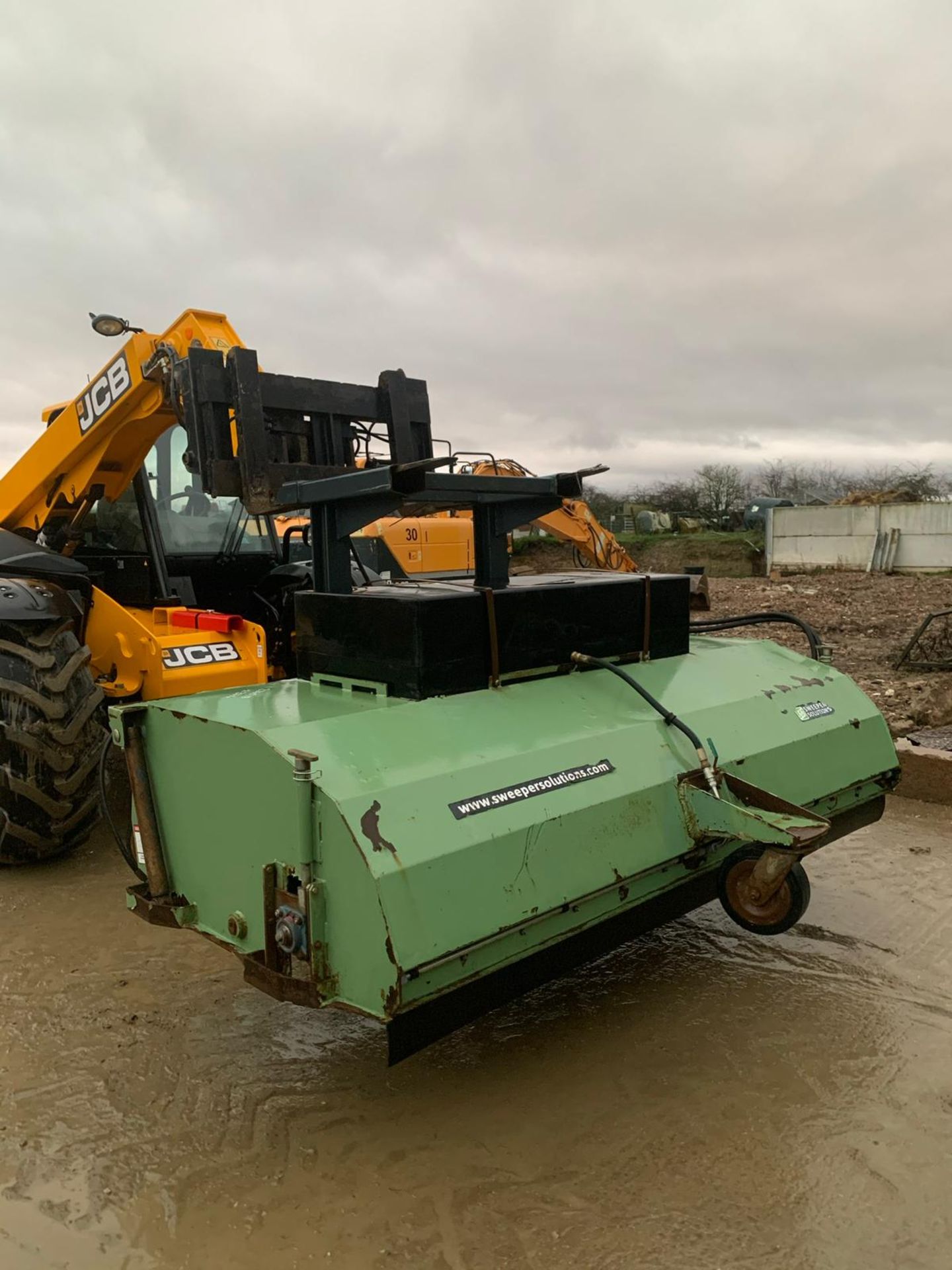 DATUM DIRT MASTER SWEEPER BUCKET, HYDRAULIC DRIVEN, SUITABLE FOR PALLET WORKS *PLUS VAT*