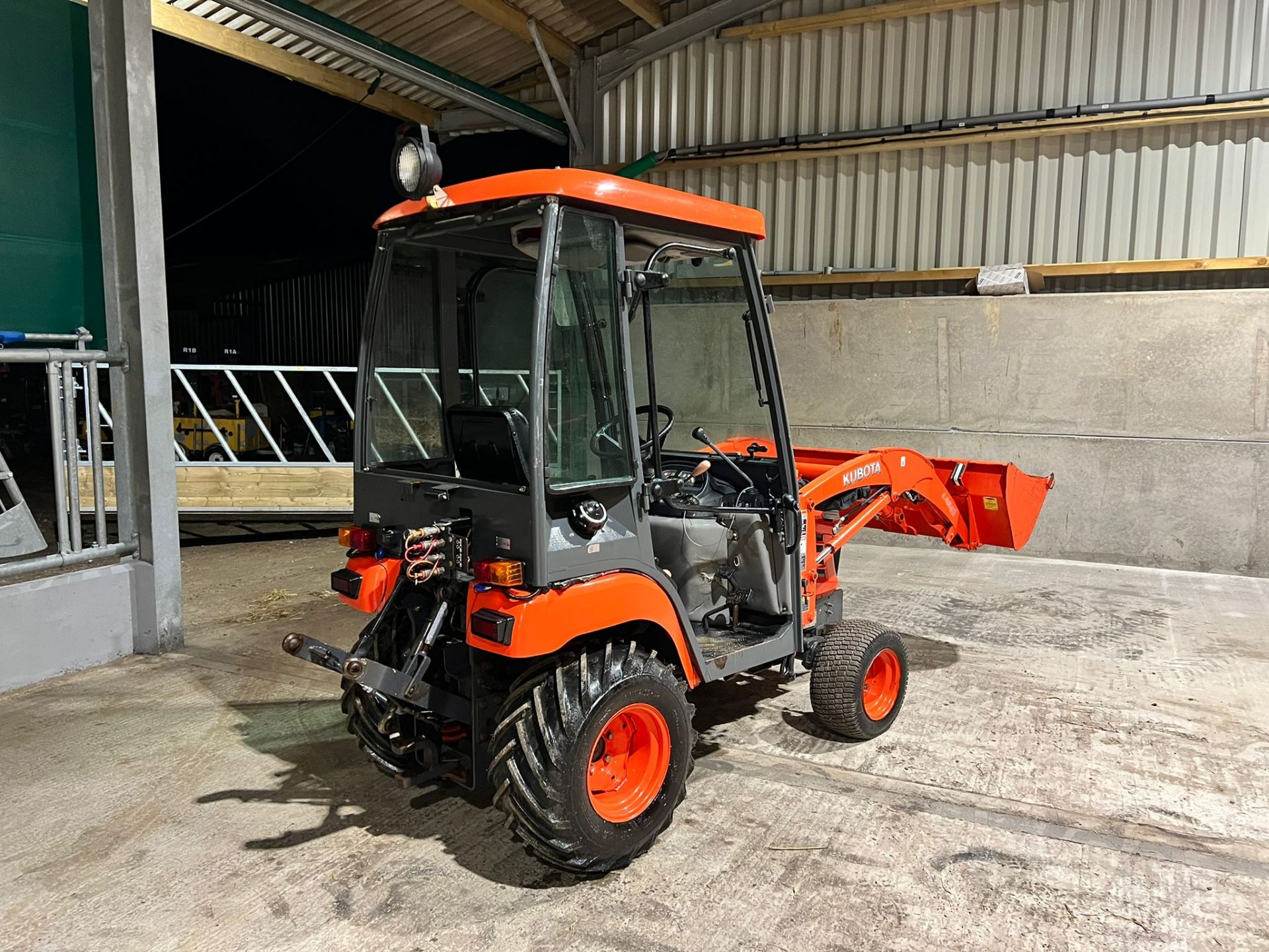 KUBOTA BX2350 23hp 4WD COMPACT TRACTOR WITH KUBOTA LA243 FRONT LOADER, RUNS DRIVES AND LIFTS - Image 6 of 19