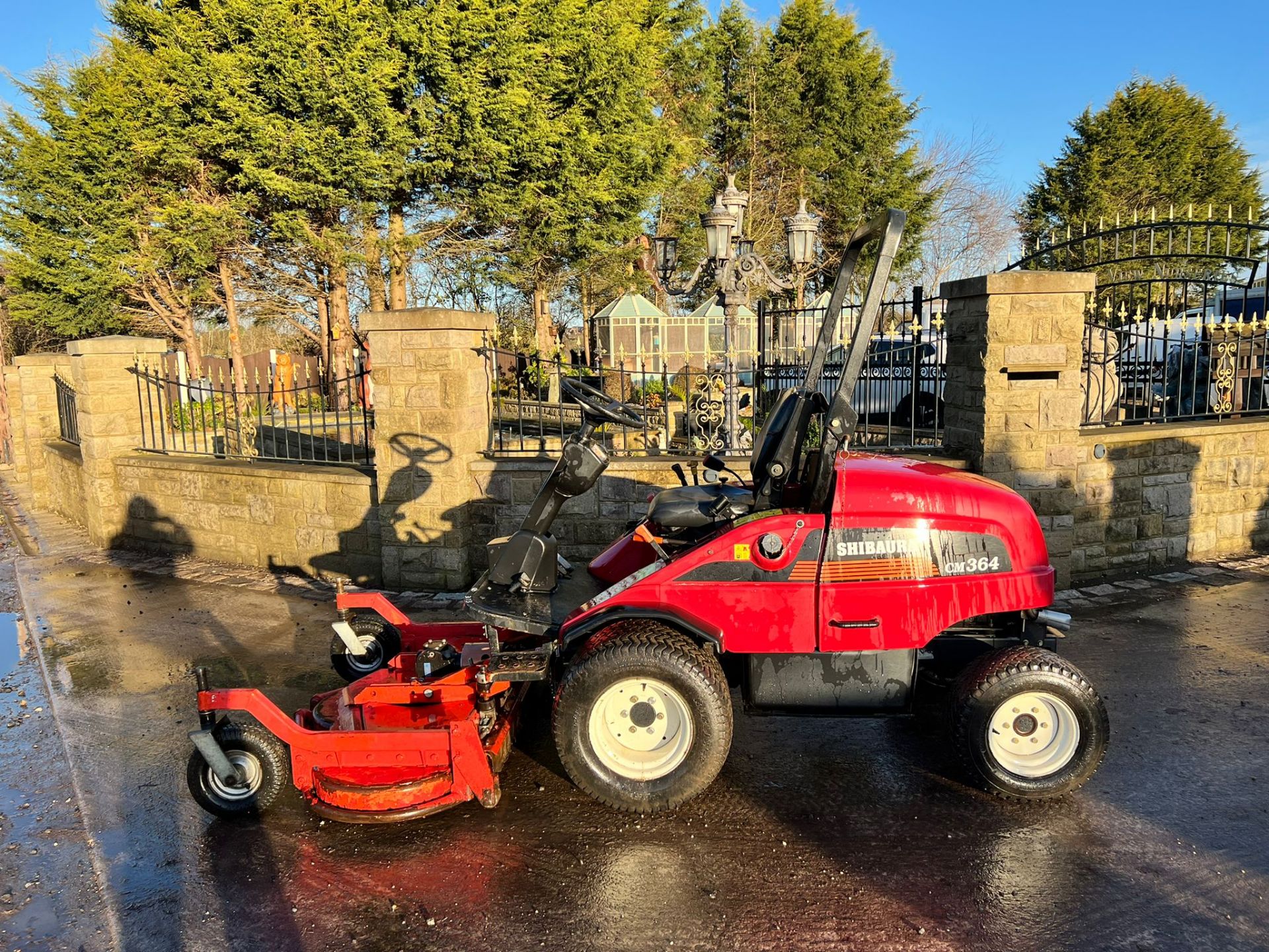 SHIBAURA CM364 4x4 RIDE ON MOWER, RUNS DRIVES AND CUTS, SHOWING 4189 HOURS *PLUS VAT* - Image 3 of 13