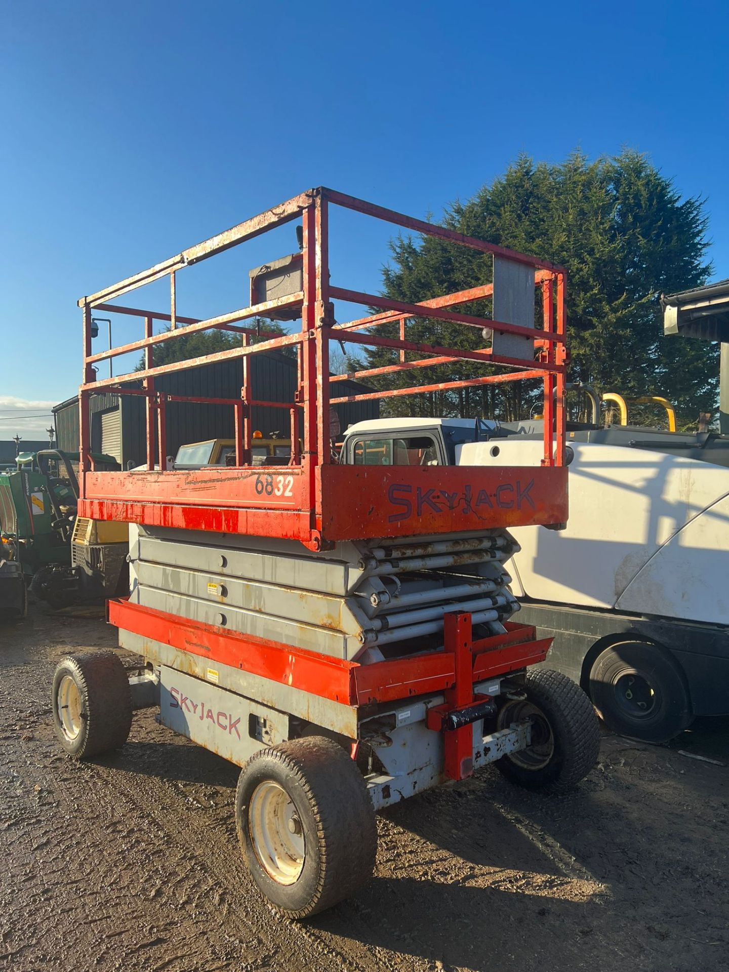SKYJACK SJ832 SCISSOR LIFT, 10 METRE WORKING HEIGHT, 350 RECORDED HOURS, DRIVES AND LIFTS *NO VAT* - Image 4 of 5