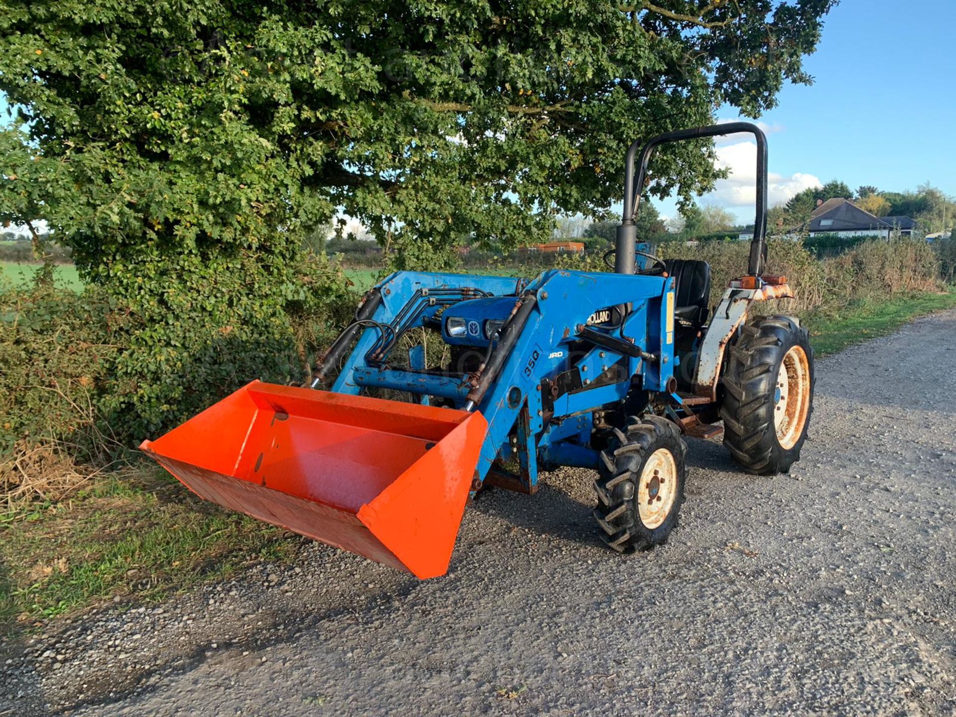 FORD 1720 28hp 4WD COMPACT TRACTOR WITH LEWIS 35Q FRONT LOADER AND BUCKET, RUNS DRIVES LIFTS WELL - Image 4 of 11