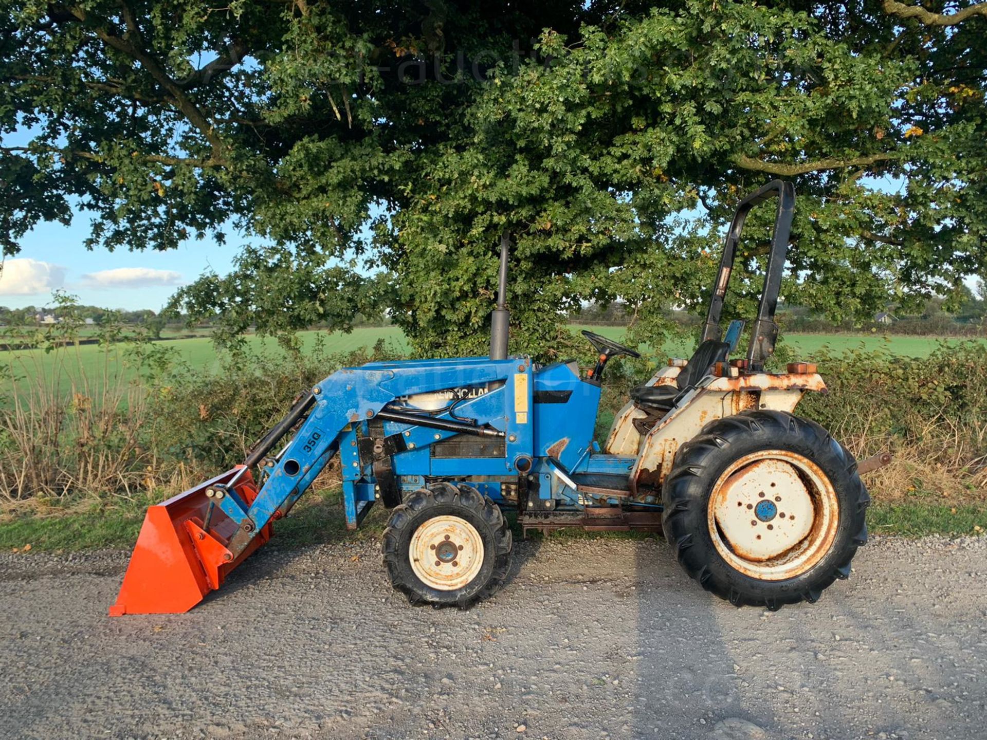 FORD 1720 28hp 4WD COMPACT TRACTOR WITH LEWIS 35Q FRONT LOADER AND BUCKET, RUNS DRIVES LIFTS WELL - Image 5 of 11