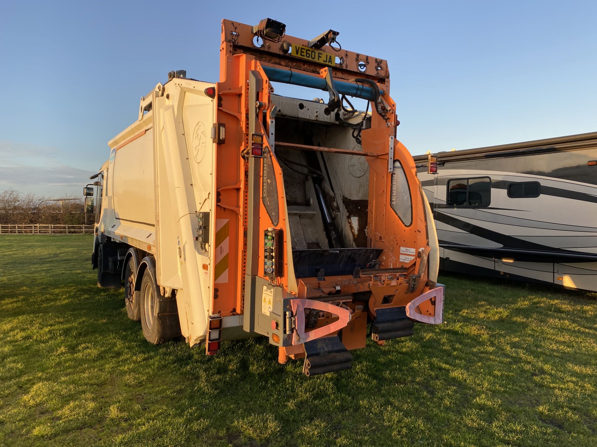 2011/60 REG DENNIS EAGLE ELITE 2 N2430 VRC AUTOMATIC REFUSE BIN LORRY, SHOWING 0 FORMER KEEPERS - Image 3 of 10