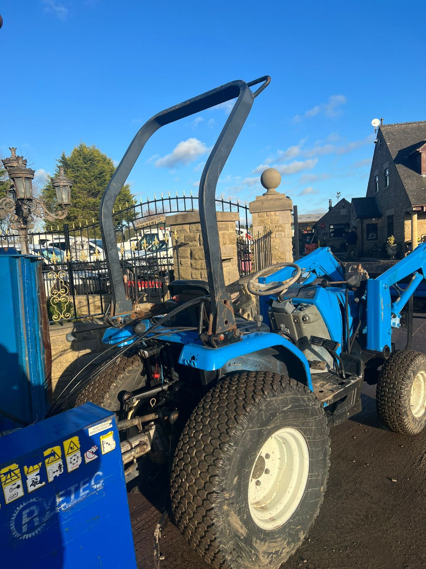 ISEKI COMPACT TRACTOR WITH FRON LOADER, 3 POINT LINKAGE, GRASS TYRES *PLUS VAT* - Image 6 of 6