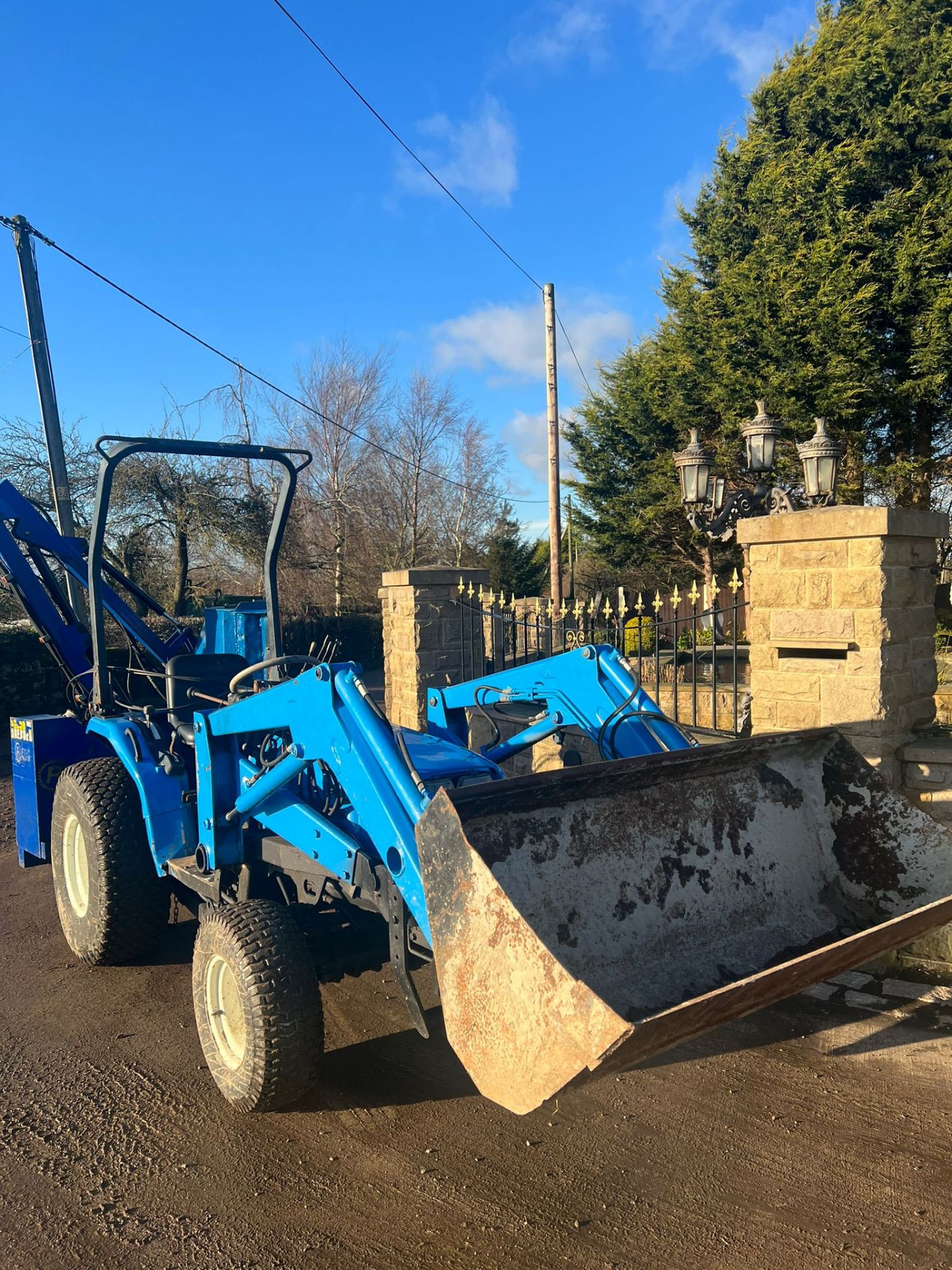 ISEKI COMPACT TRACTOR WITH FRON LOADER, 3 POINT LINKAGE, GRASS TYRES *PLUS VAT* - Image 2 of 6