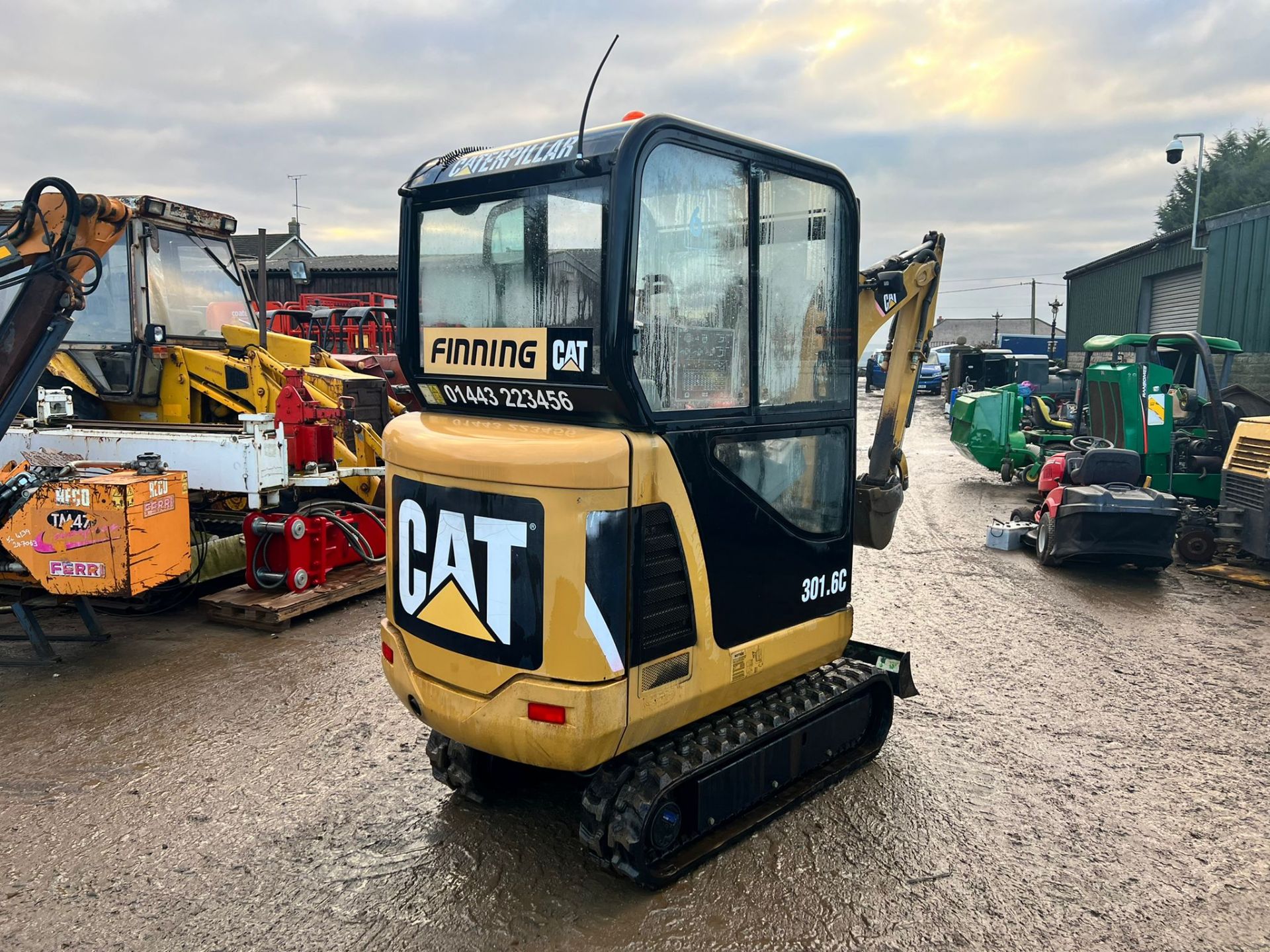 2007 CATERPILLAR 301.C 1.6 TON MINI DIGGER, RUNS DRIVES AND DIGS, 3 CYLINDER DIESEL ENGINE *PLUS VAT - Image 6 of 25