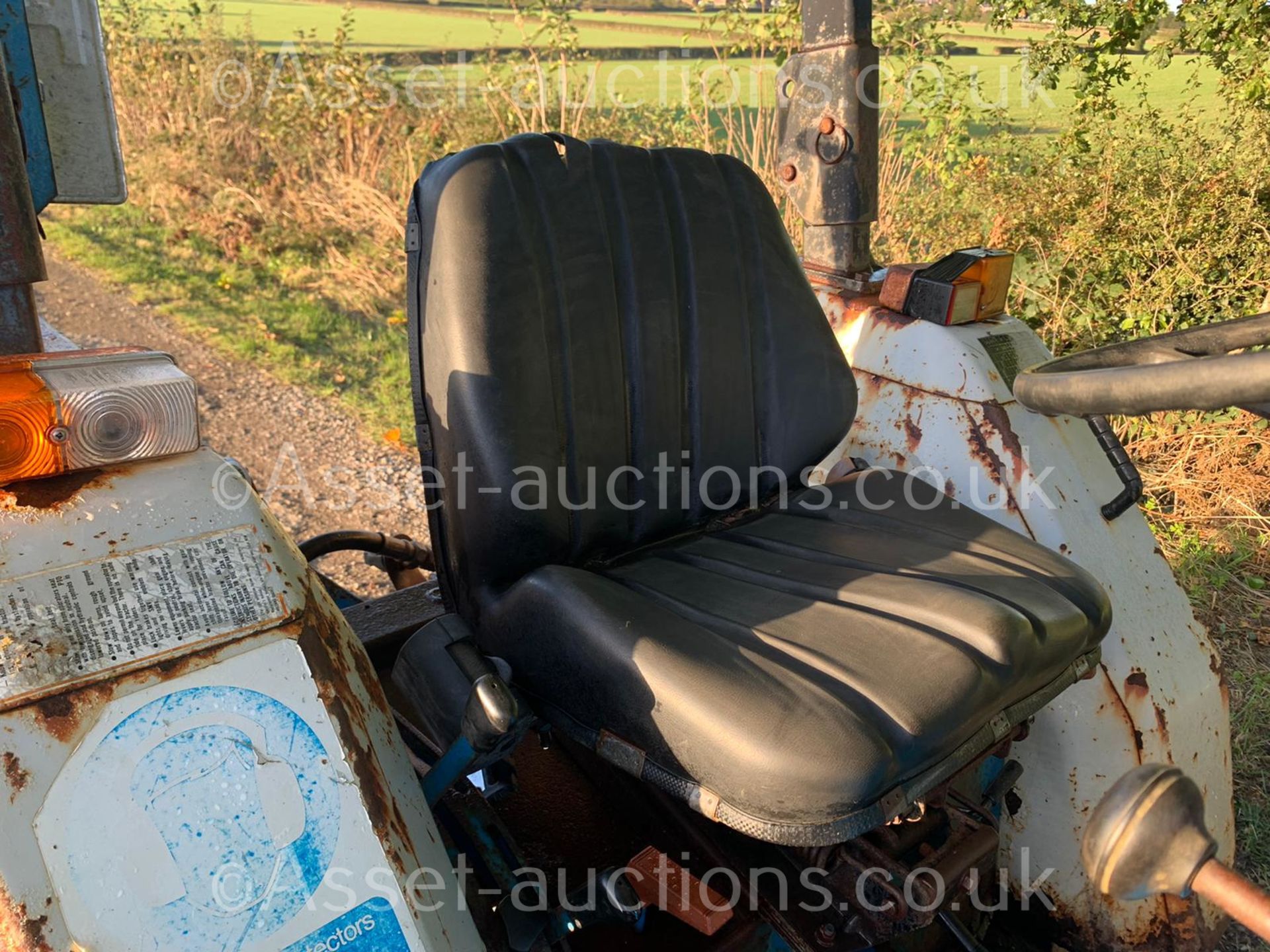 FORD 1720 28hp 4WD COMPACT TRACTOR WITH LEWIS 35Q FRONT LOADER AND BUCKET, RUNS DRIVES LIFTS WELL - Image 11 of 11