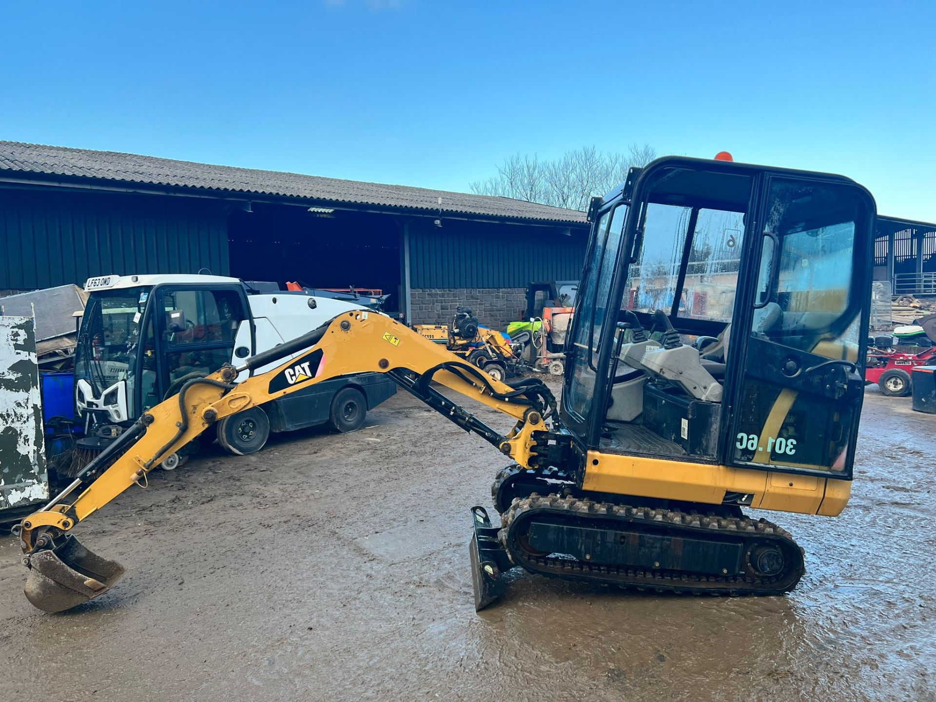 2007 CATERPILLAR 301.C 1.6 TON MINI DIGGER, RUNS DRIVES AND DIGS, 3 CYLINDER DIESEL ENGINE *PLUS VAT - Image 4 of 25