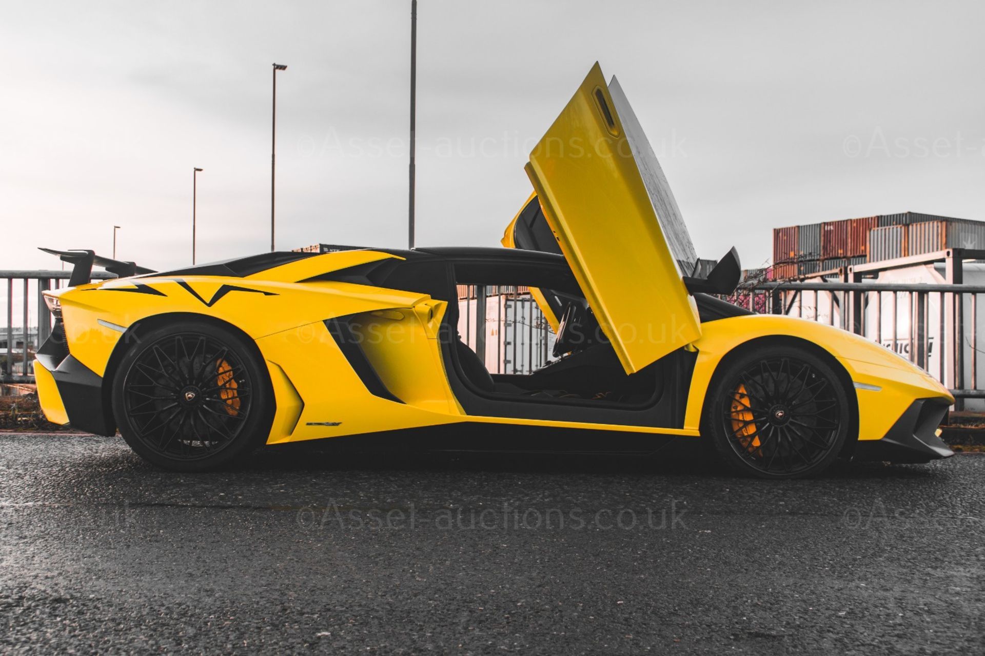 2016 YELLOW LAMBORGHINI AVENTADOR SV ROADSTER, HUGE SPEC, 8700km *PLUS VAT* - Image 4 of 16