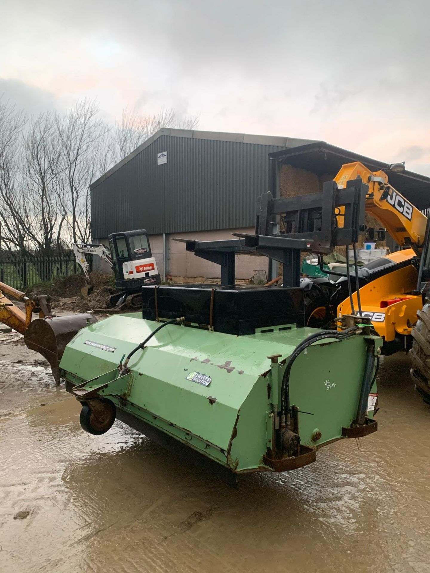 DATUM DIRT MASTER SWEEPER BUCKET, HYDRAULIC DRIVEN, SUITABLE FOR PALLET WORKS *PLUS VAT* - Image 2 of 6