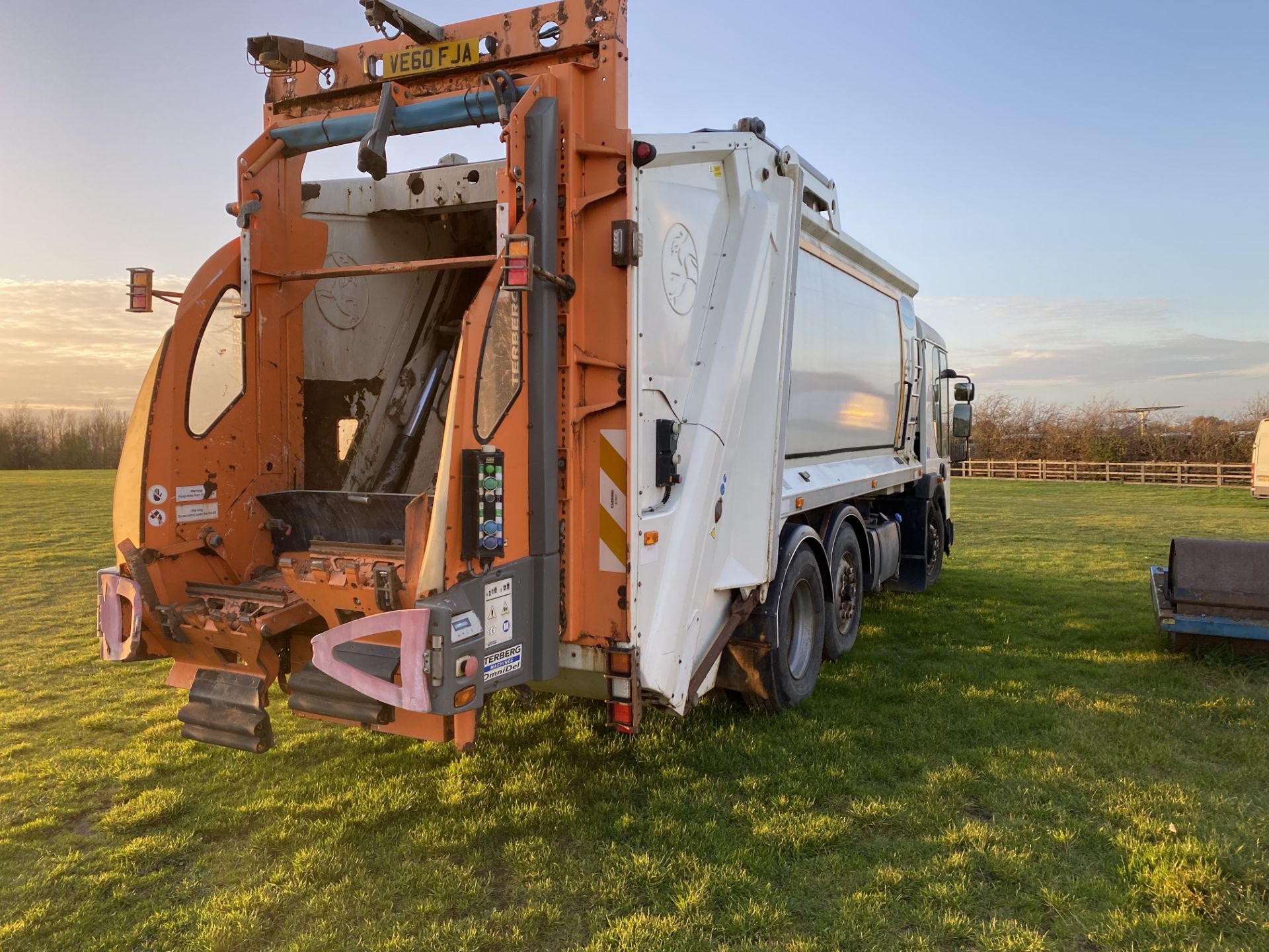 2011/60 REG DENNIS EAGLE ELITE 2 N2430 VRC AUTOMATIC REFUSE BIN LORRY, SHOWING 0 FORMER KEEPERS - Image 6 of 10