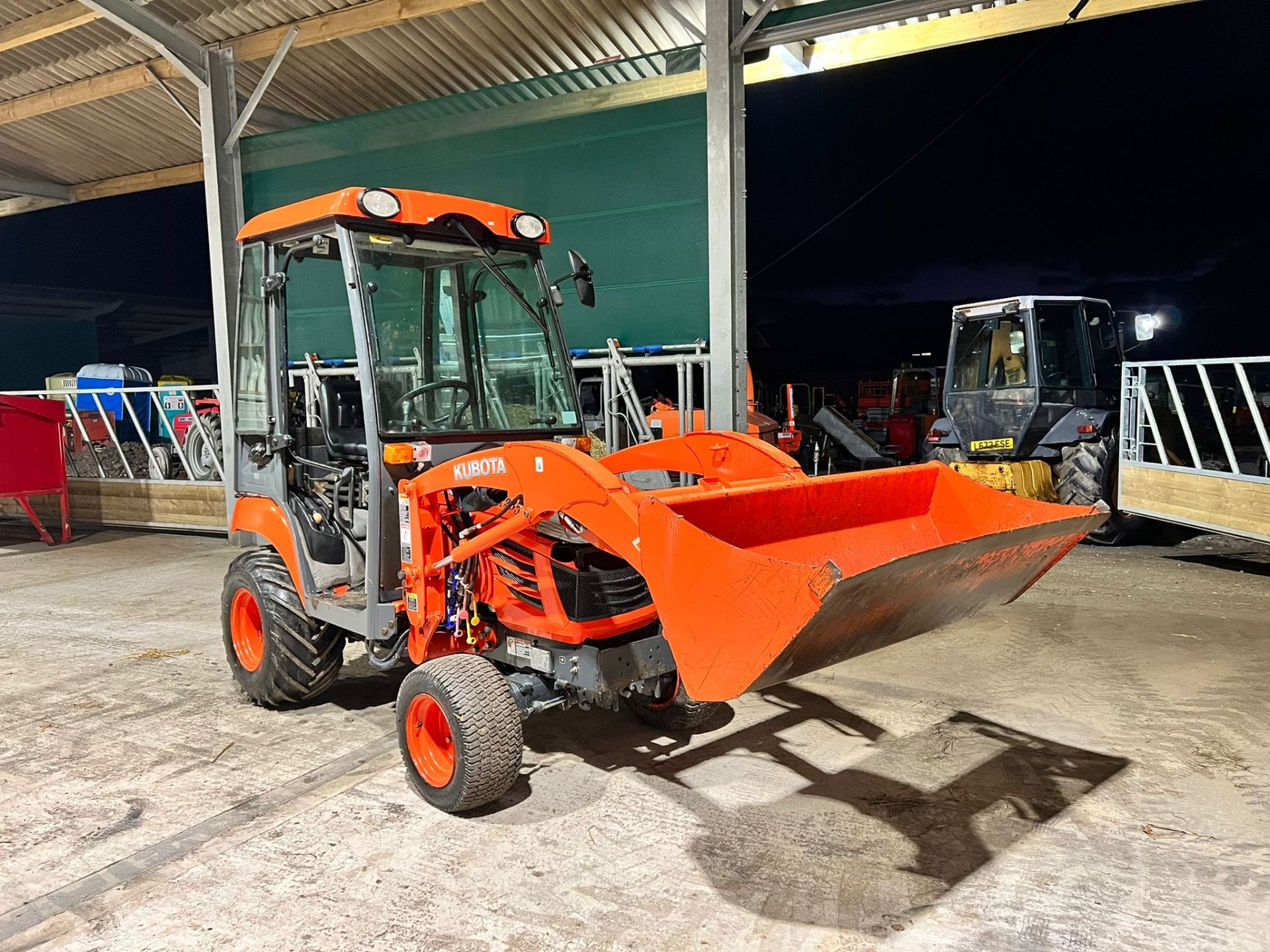 KUBOTA BX2350 23hp 4WD COMPACT TRACTOR WITH KUBOTA LA243 FRONT LOADER, RUNS DRIVES AND LIFTS