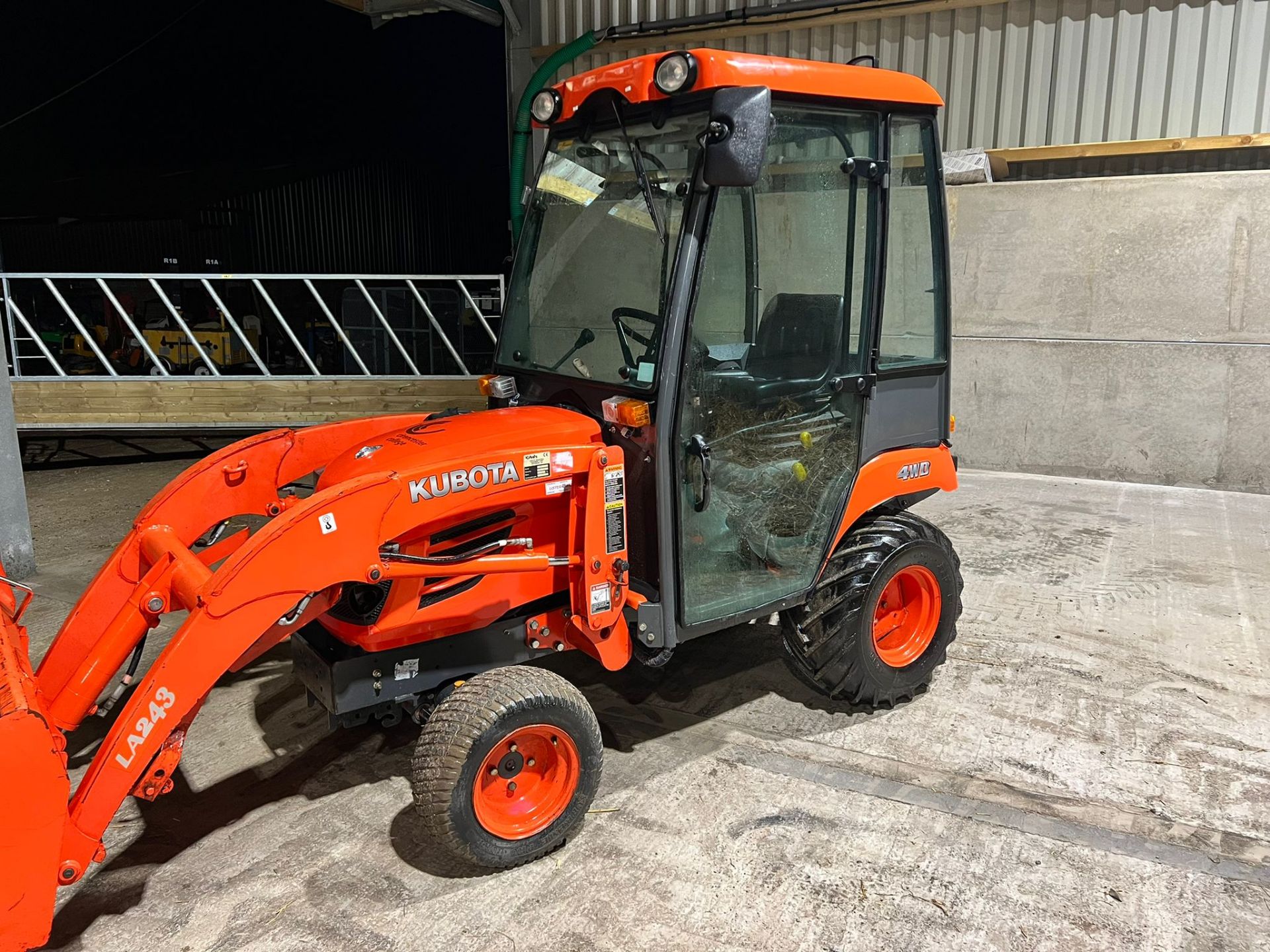 KUBOTA BX2350 23hp 4WD COMPACT TRACTOR WITH KUBOTA LA243 FRONT LOADER, RUNS DRIVES AND LIFTS - Image 10 of 19