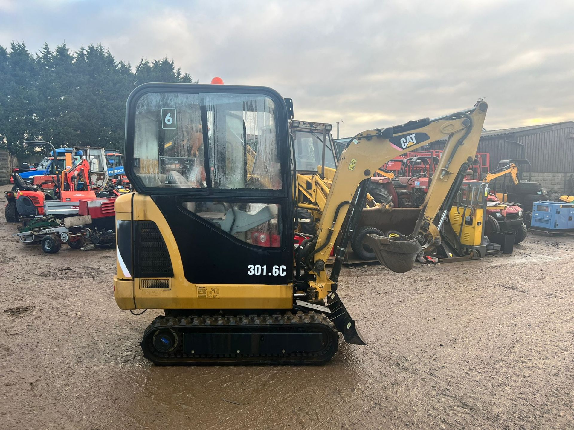 2007 CATERPILLAR 301.C 1.6 TON MINI DIGGER, RUNS DRIVES AND DIGS, 3 CYLINDER DIESEL ENGINE *PLUS VAT - Image 7 of 25