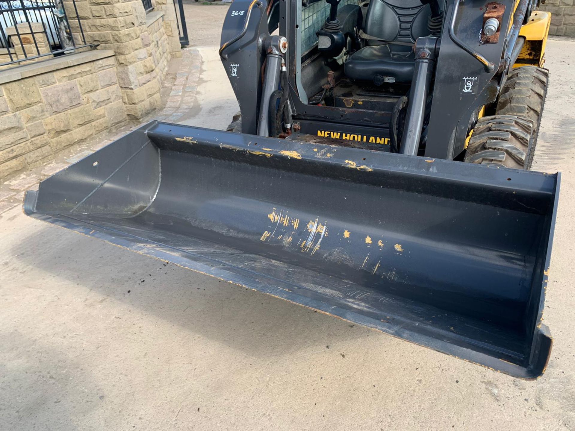 2015 NEW HOLLAND L218 SUPER BOOM SKIDSTEER, RUNS DRIVES AND LIFTS, C/W 72" BUCKET *PLUS VAT* - Image 19 of 19