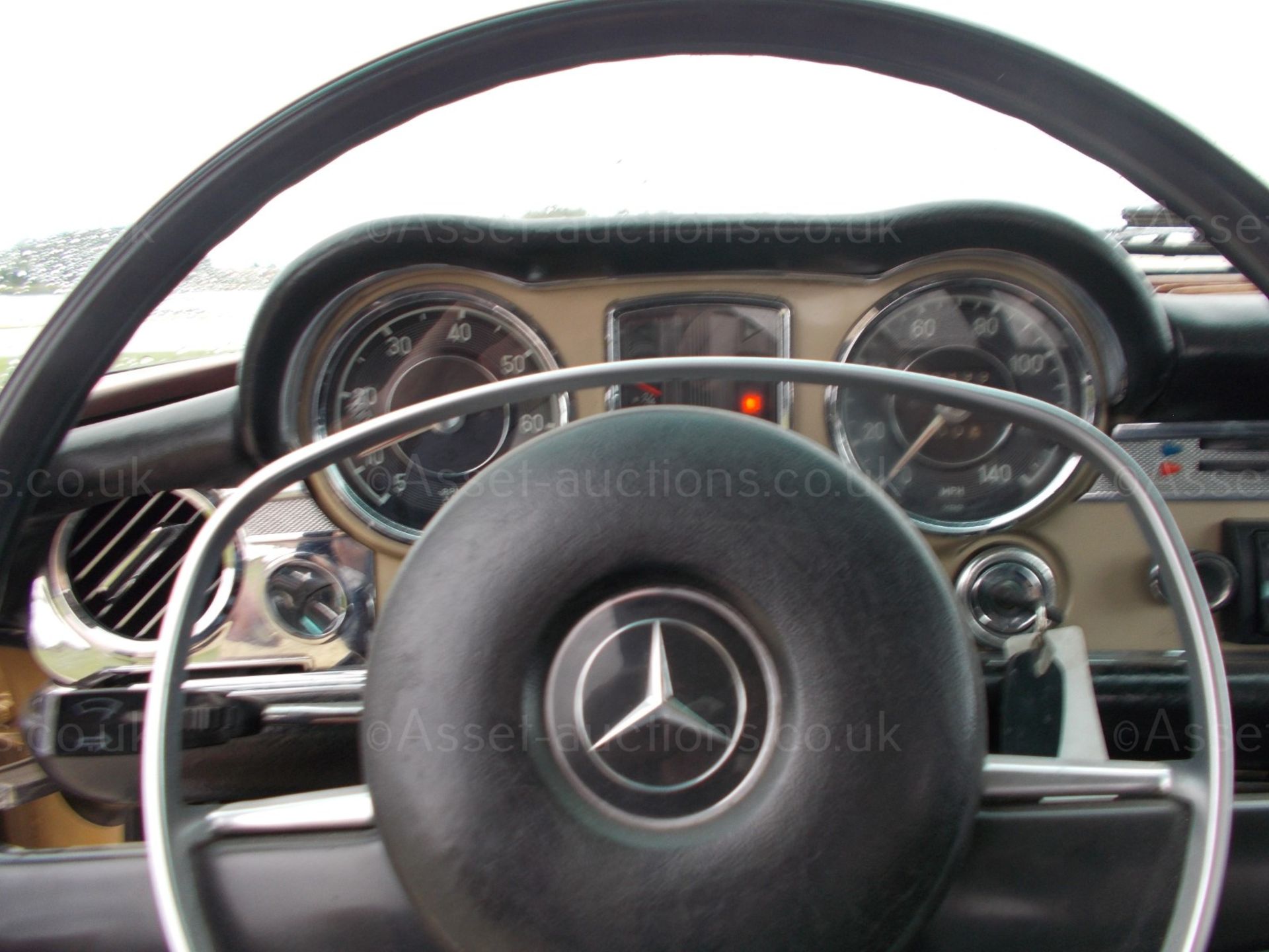 1969 MERCEDES 280SL PAGODA, AUTOMATIC, HARD/SOFT TOPS, LEFT HAND DRIVE, AMERICAN IMPORT *PLUS VAT* - Image 32 of 38