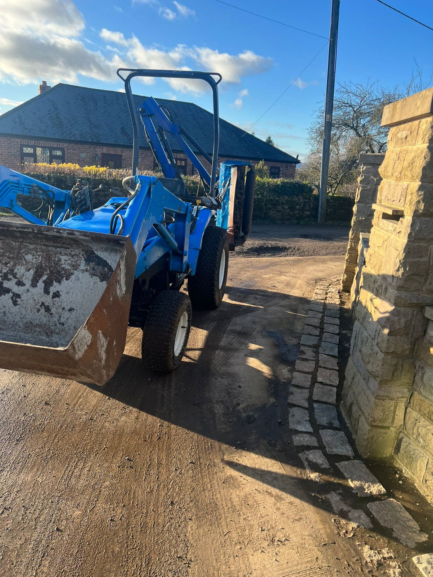 ISEKI COMPACT TRACTOR WITH FRON LOADER, 3 POINT LINKAGE, GRASS TYRES *PLUS VAT* - Image 5 of 6