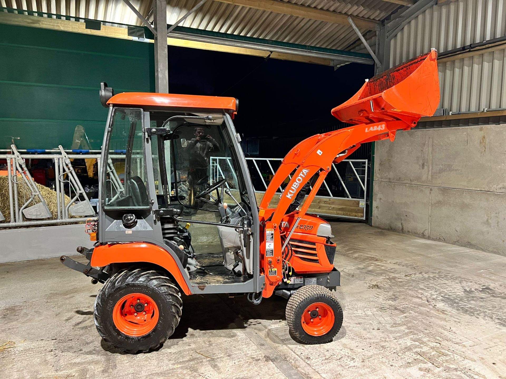 KUBOTA BX2350 23hp 4WD COMPACT TRACTOR WITH KUBOTA LA243 FRONT LOADER, RUNS DRIVES AND LIFTS - Image 8 of 19