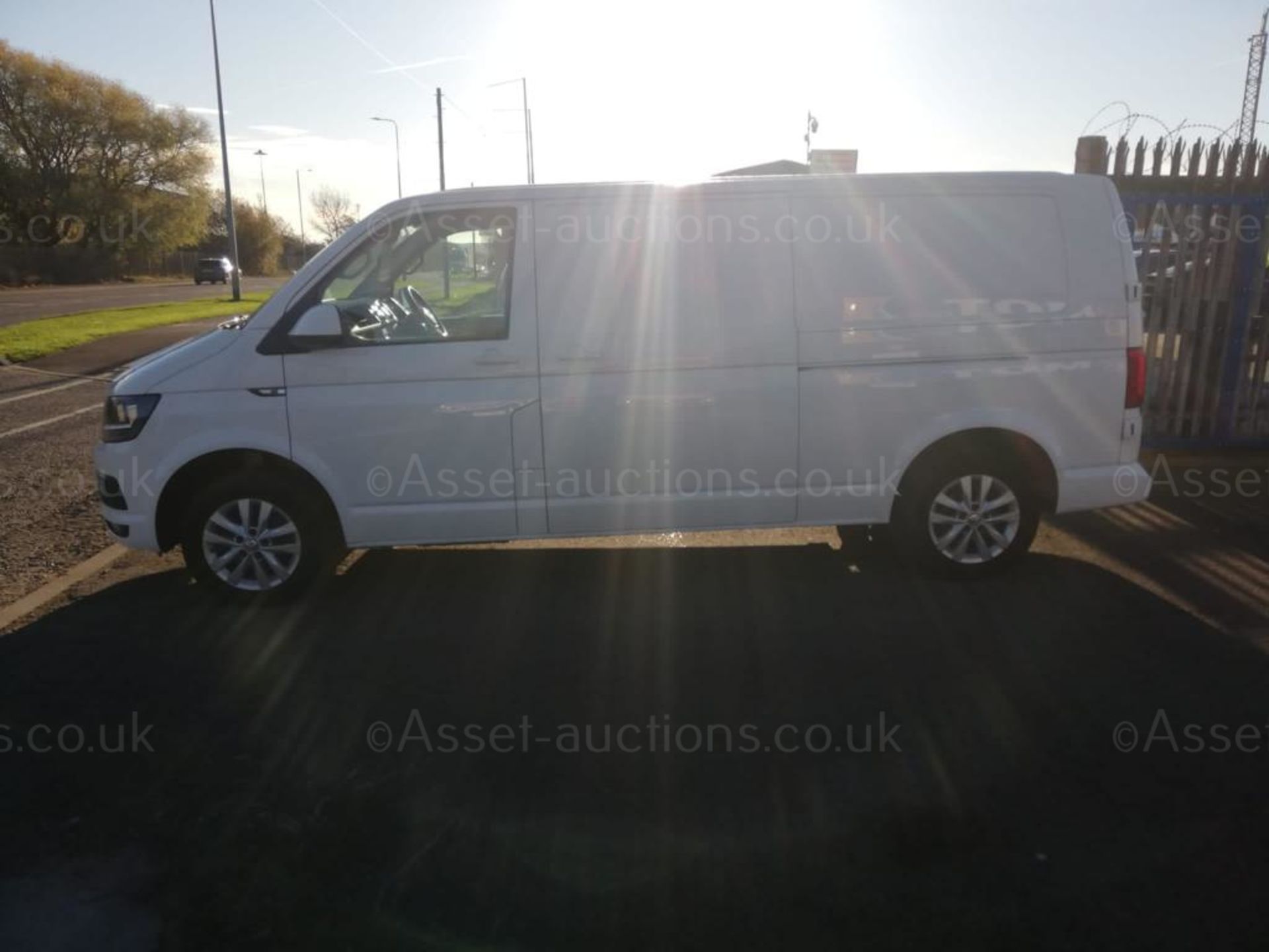 2017 VOLKSWAGEN TRANSPORTER T30 H-LN TDI WHITE PANEL VAN, 2.0 DIESEL, 126K MILES *PLUS VAT* - Image 4 of 12