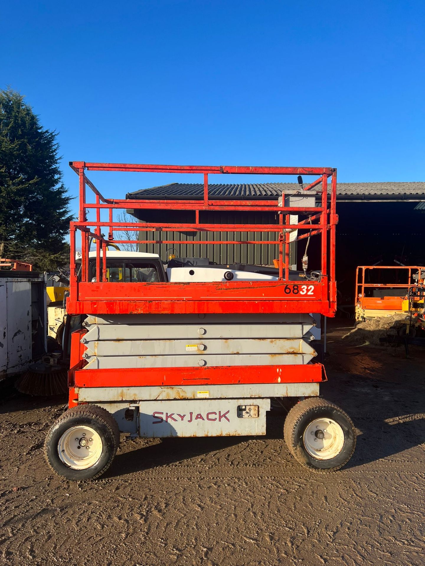 SKYJACK SJ832 SCISSOR LIFT, 10 METRE WORKING HEIGHT, 350 RECORDED HOURS, DRIVES AND LIFTS *NO VAT* - Image 3 of 5