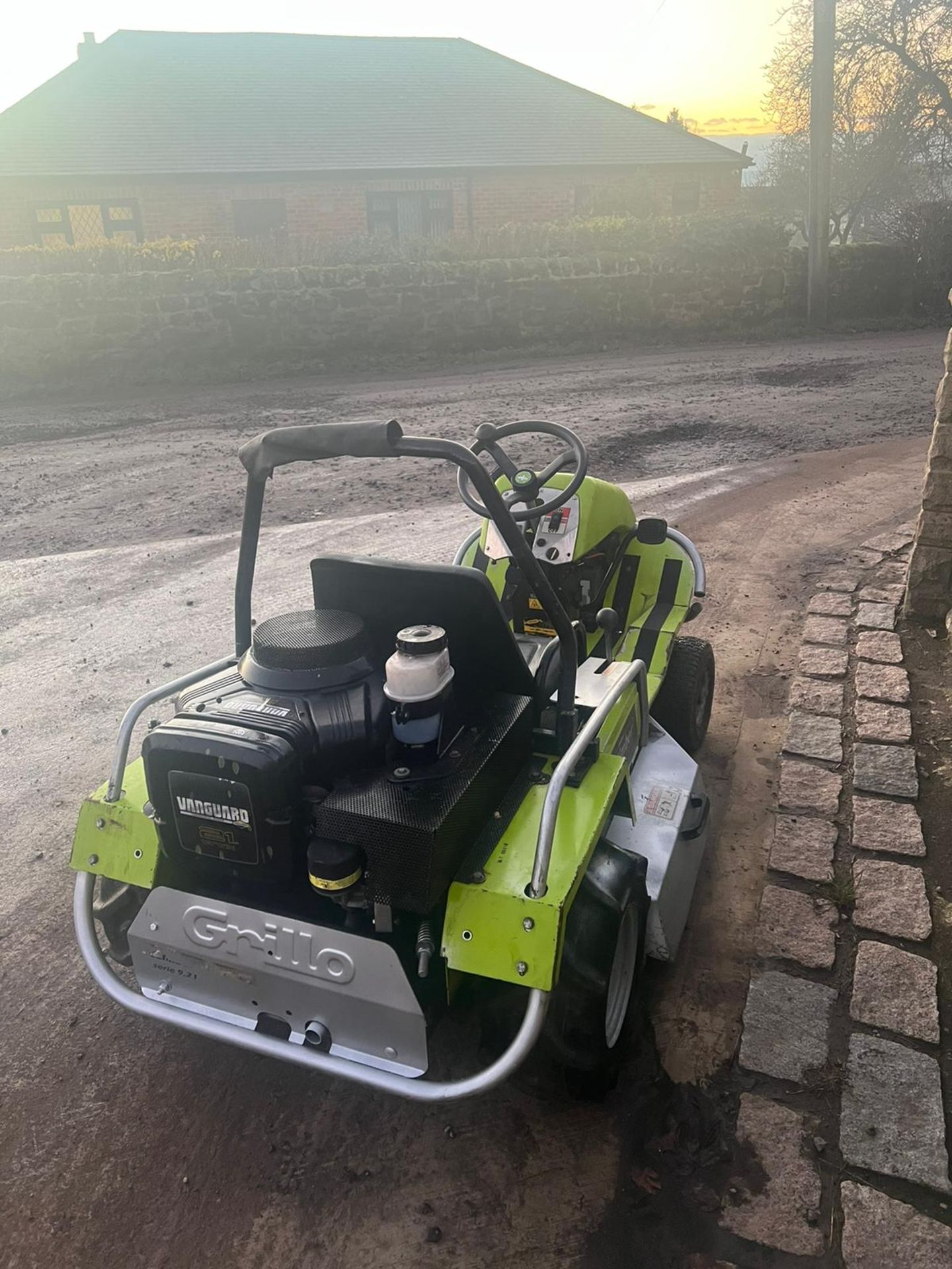 GRILLO CLIMBER 921 MOWER, RUNS WORKS AND CUTS, 21hp BRIGGS AND STARTTON VANGUARD ENGINE *NO VAT* - Image 4 of 6