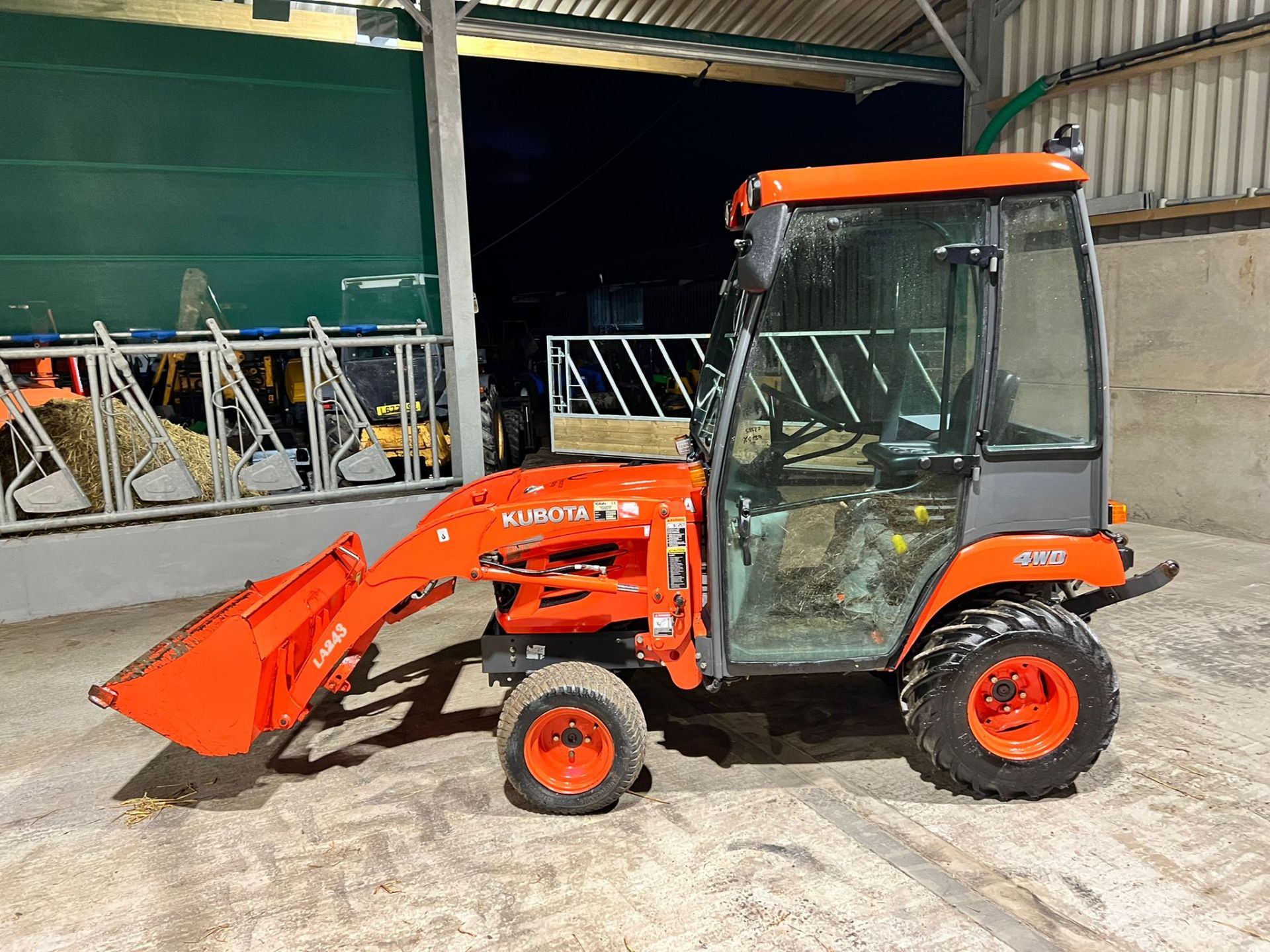 KUBOTA BX2350 23hp 4WD COMPACT TRACTOR WITH KUBOTA LA243 FRONT LOADER, RUNS DRIVES AND LIFTS - Image 2 of 19